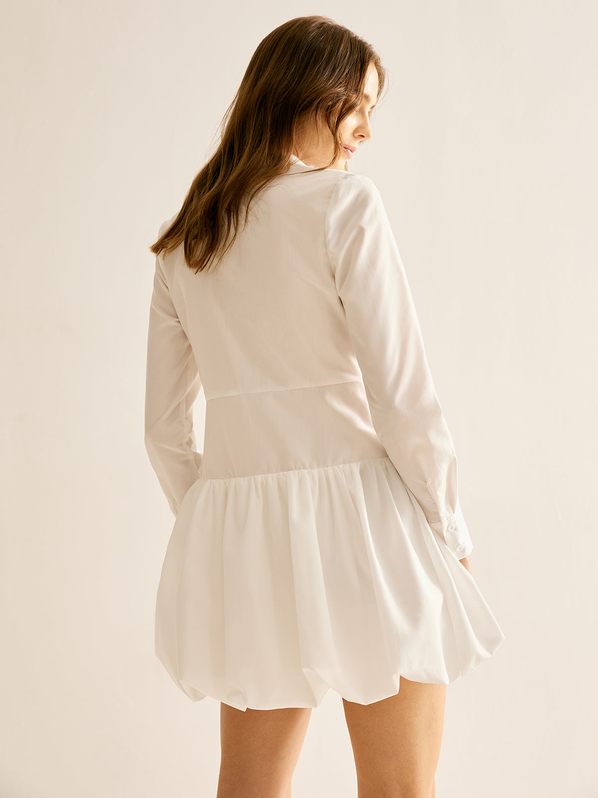 Robe à revers et taille boutonnée