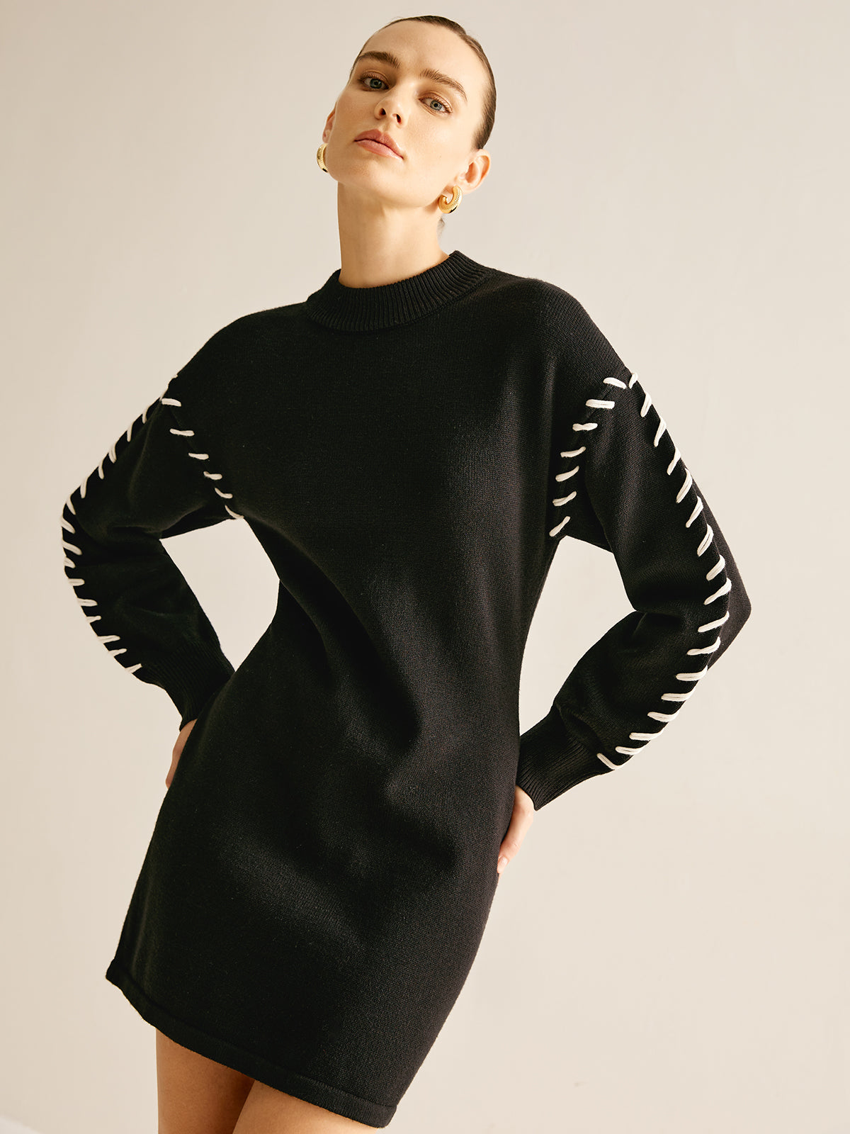 Kurzes Strickkleid mit Kontrastbesatz