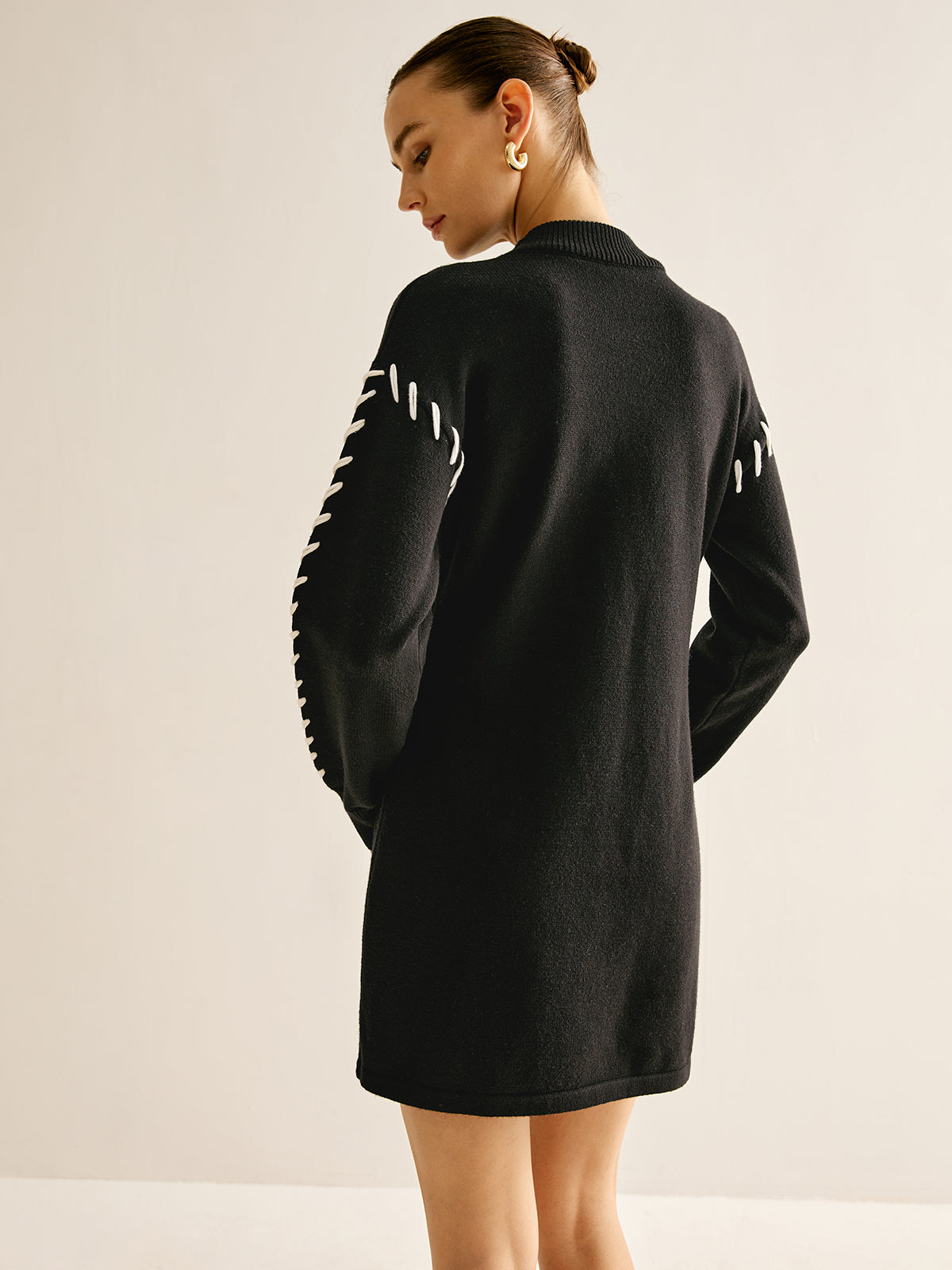 Kurzes Strickkleid mit Kontrastbesatz