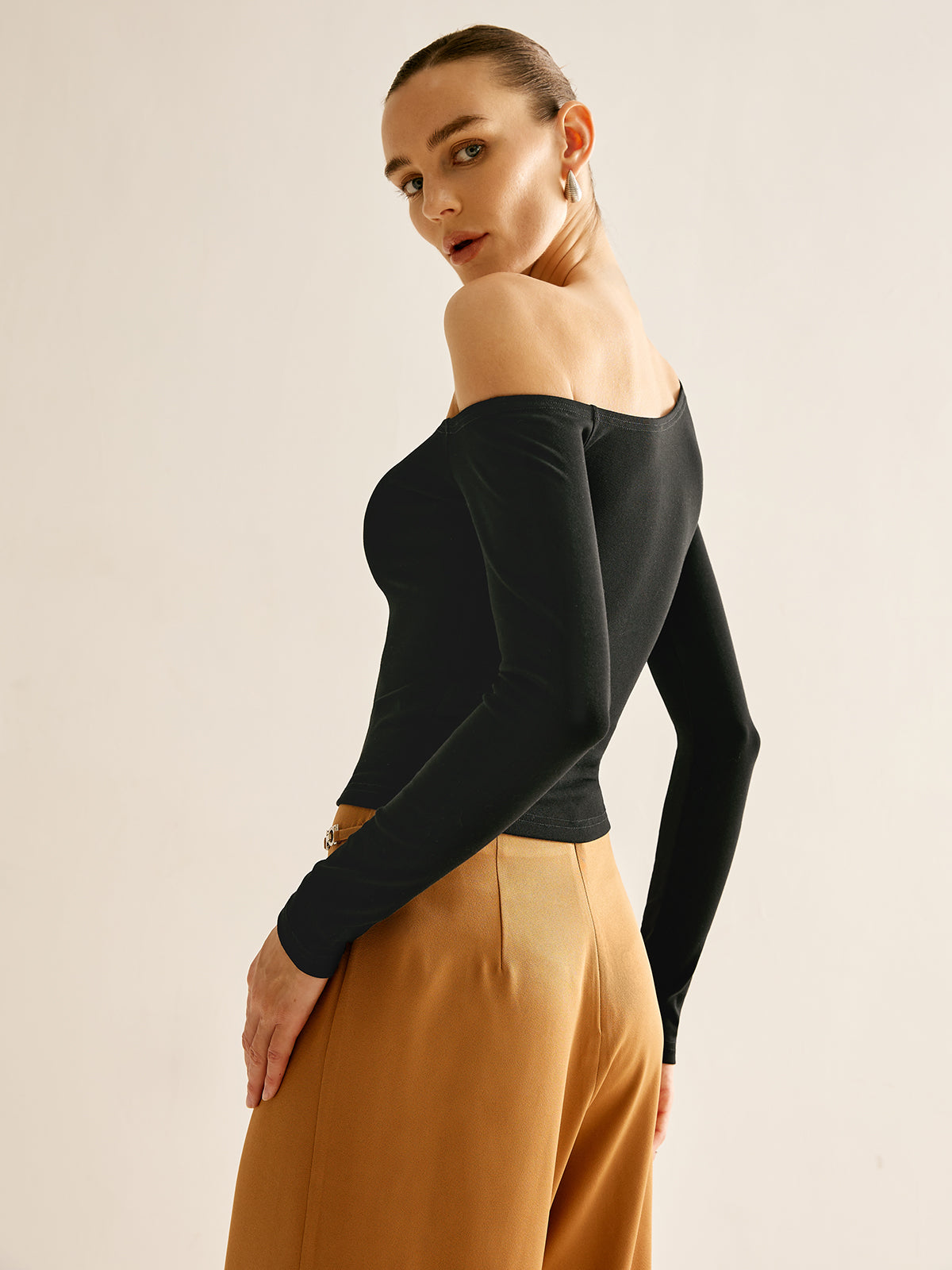 Asymmetrisches Jersey-T-Shirt mit kalten Schultern