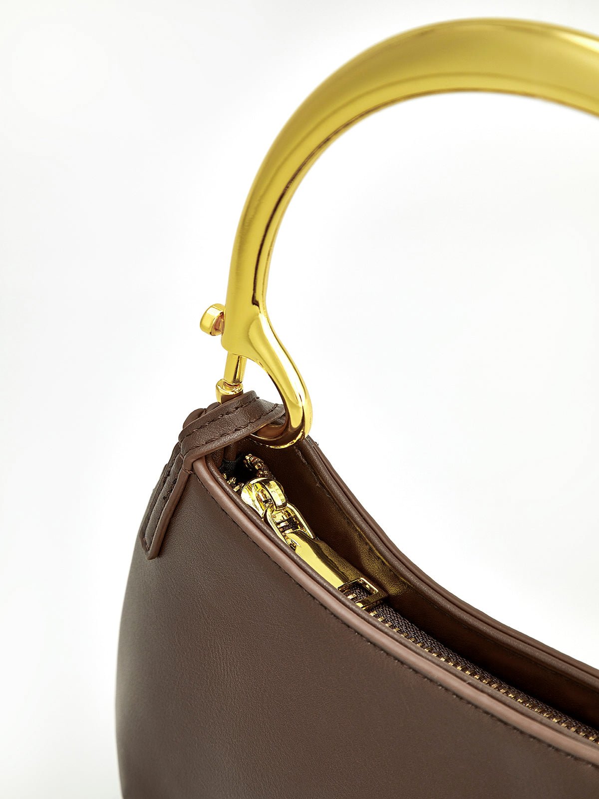 Achseltasche mit Metallgriff und Reißverschluss