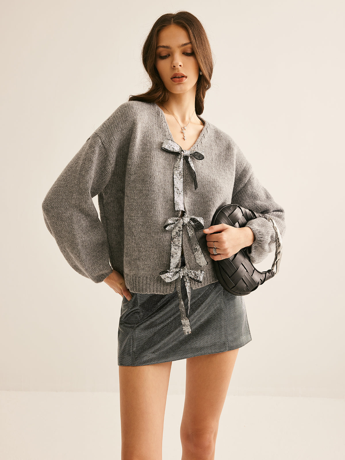 Gilet à col en V et nœud papillon