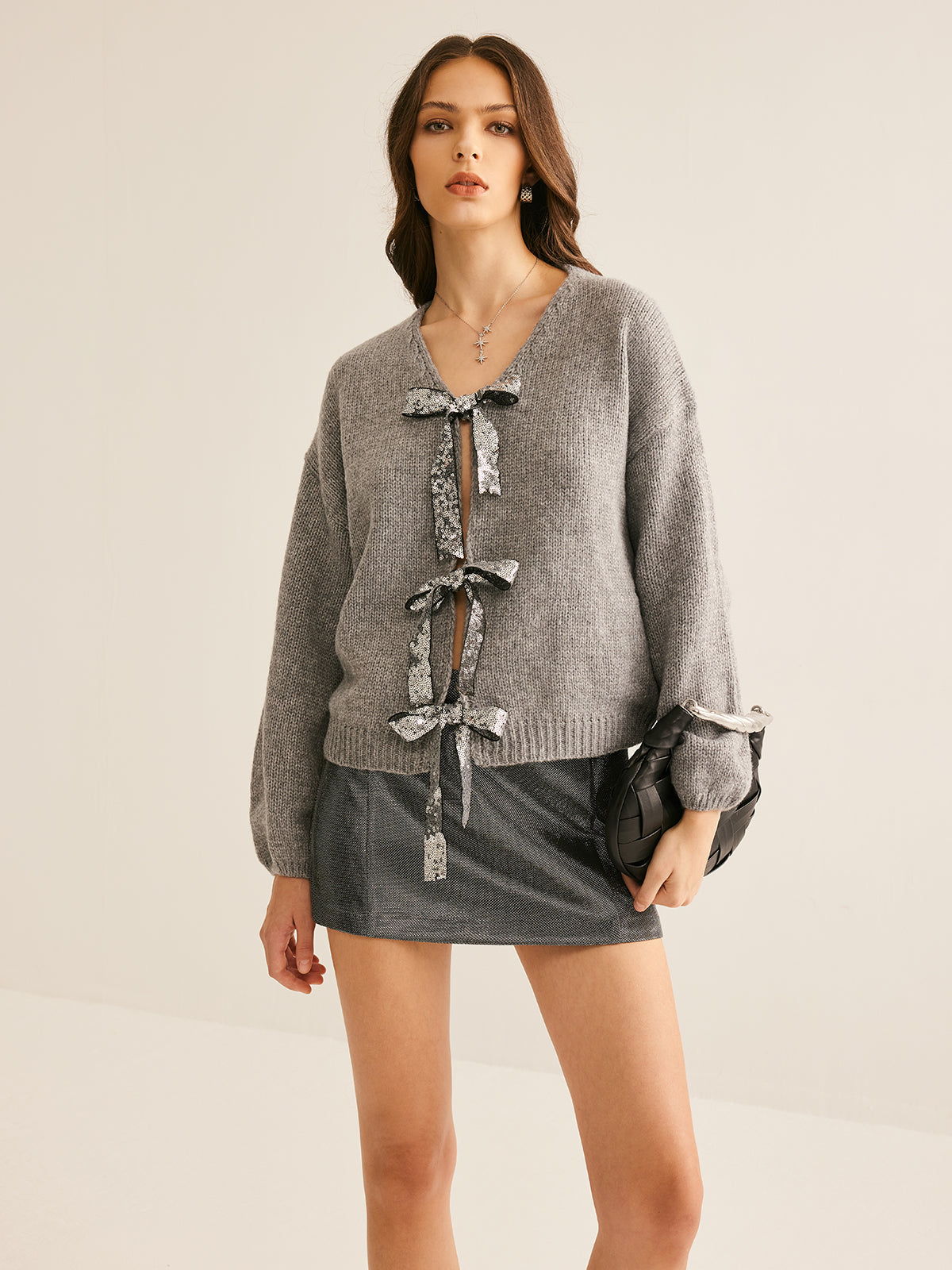 Gilet à col en V et nœud papillon