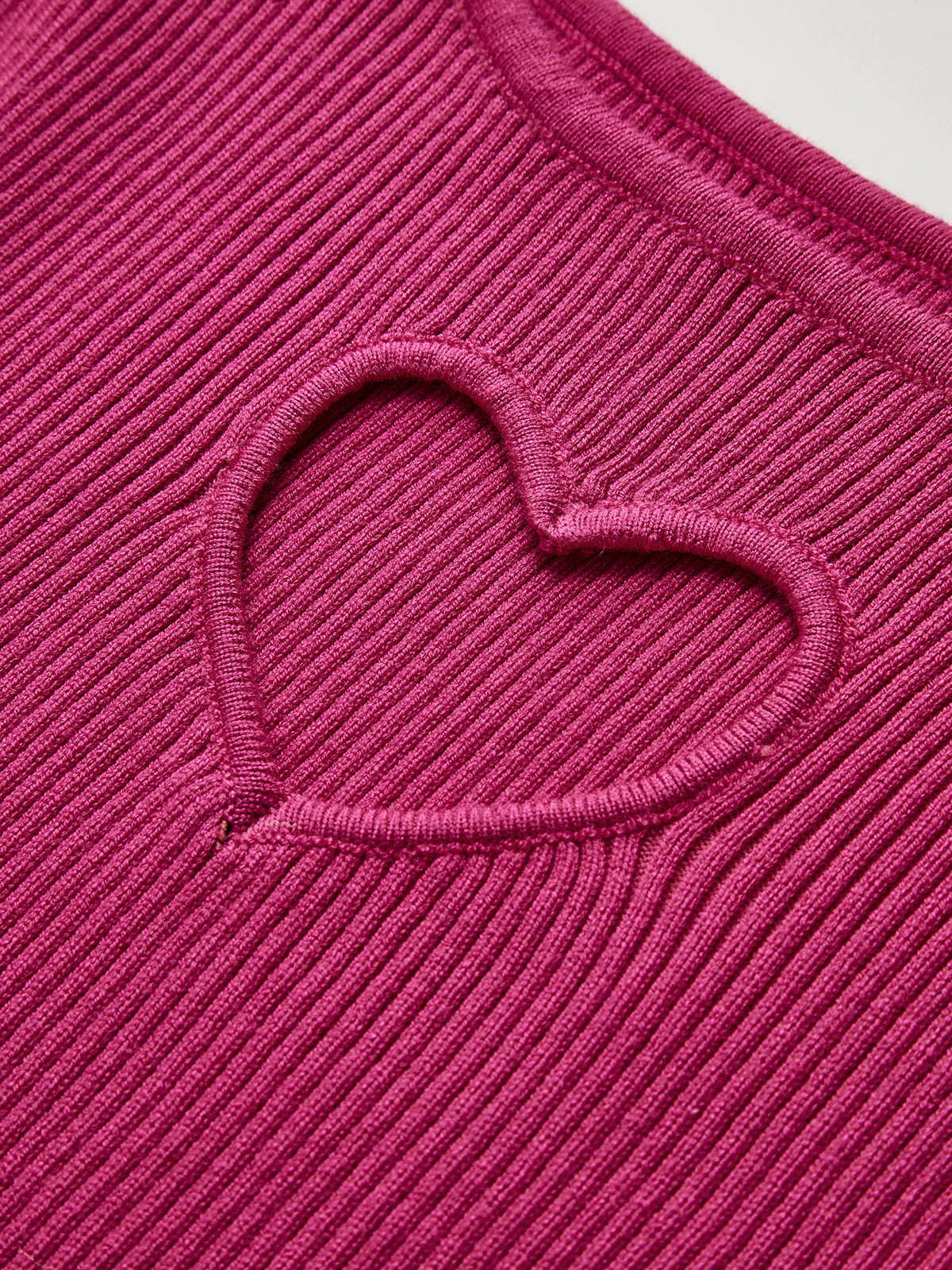 Haut en maille ajustée à découpe en forme de cœur