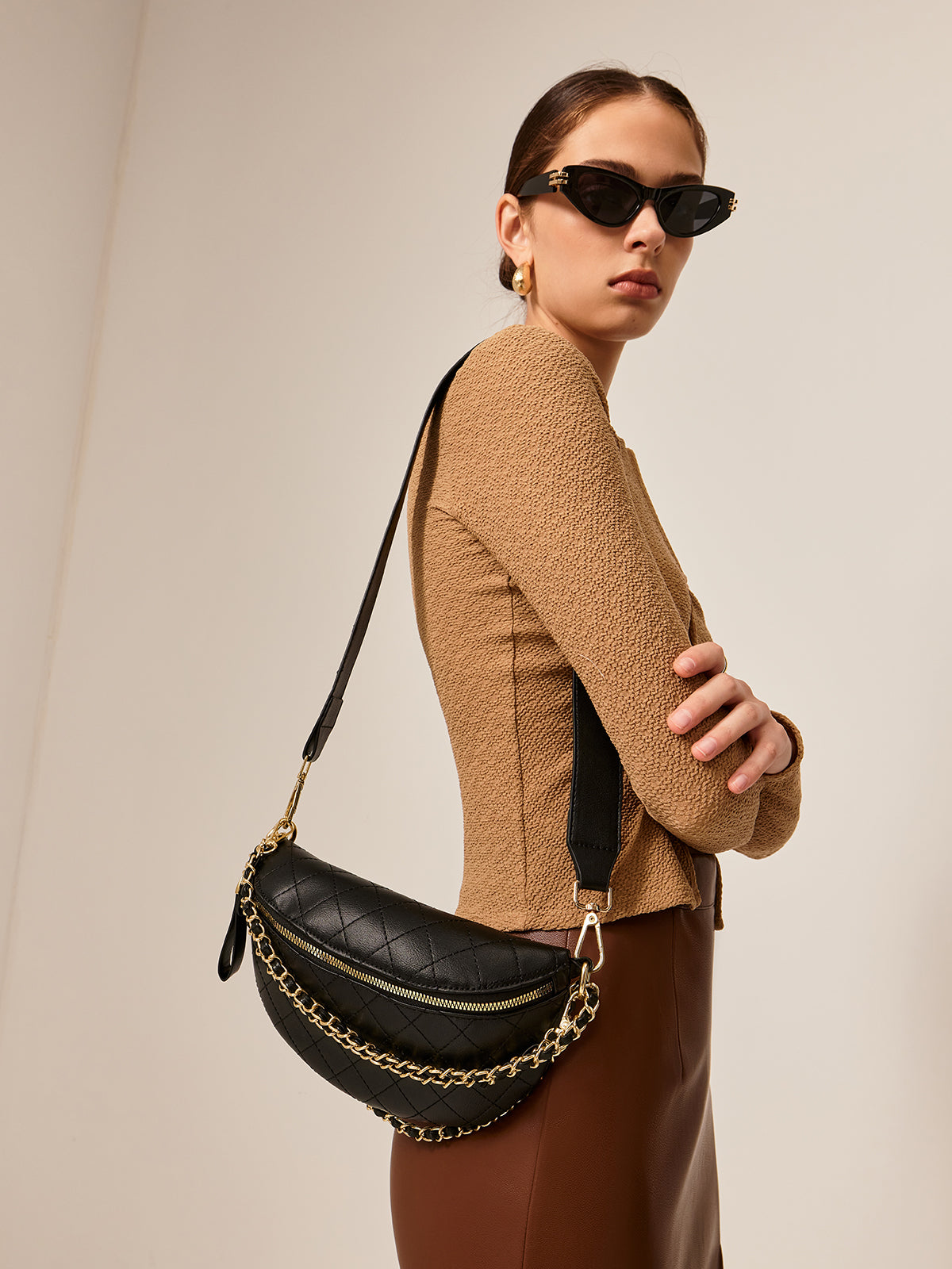 Schultertasche mit Kettendekor und Reißverschluss