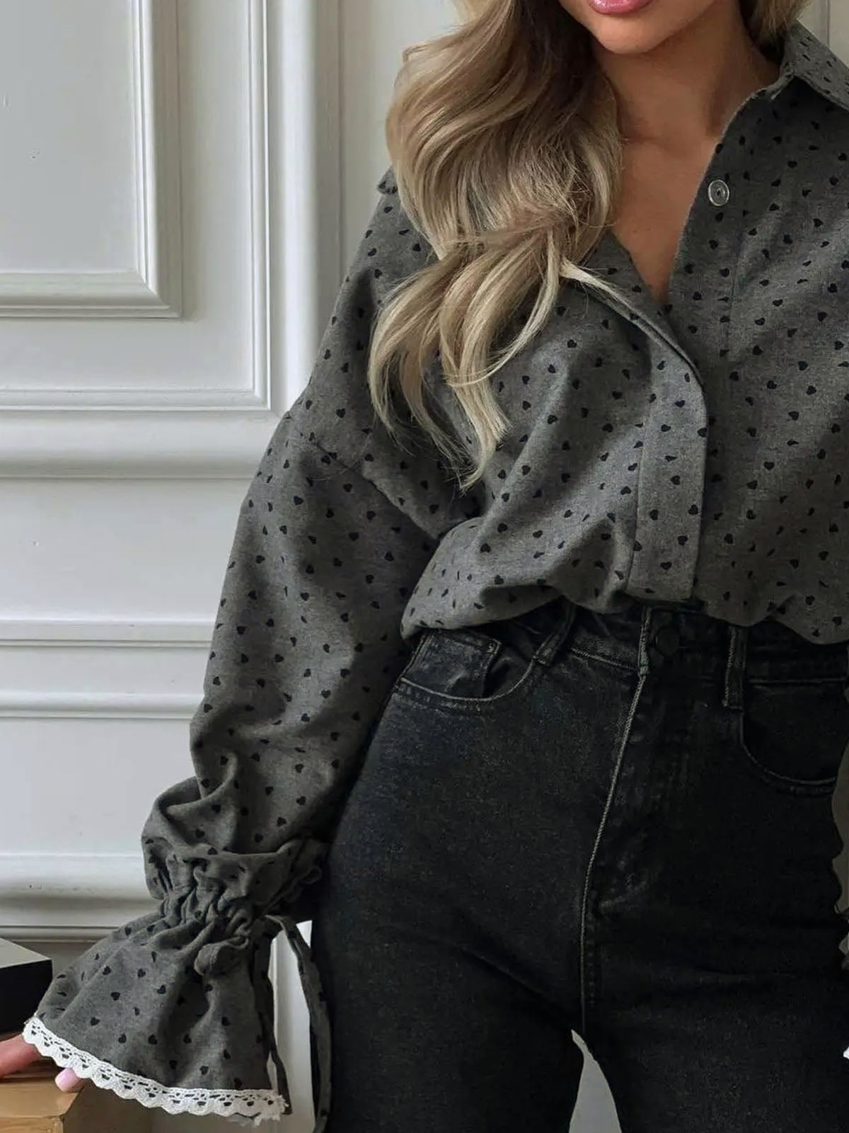 Damenbluse mit Herzmuster und Knopfleiste