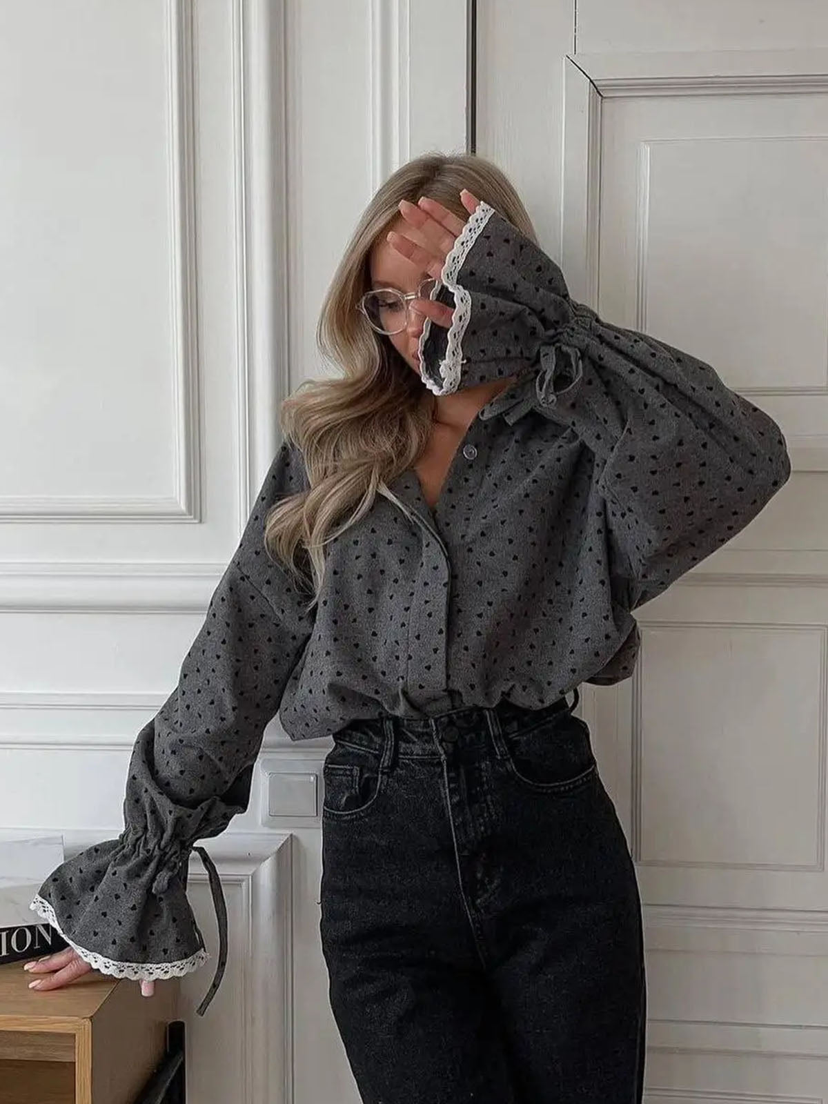 Damenbluse mit Herzmuster und Knopfleiste