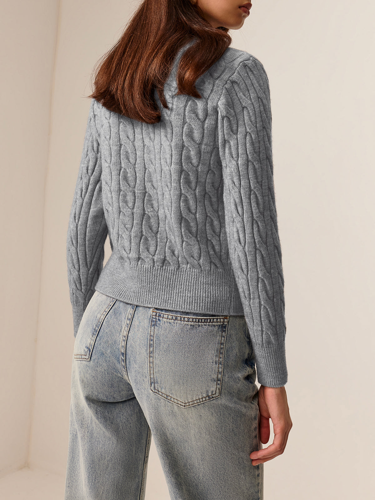 Strickjacke mit Rundhalsausschnitt, Knopfleiste und Zopfmuster