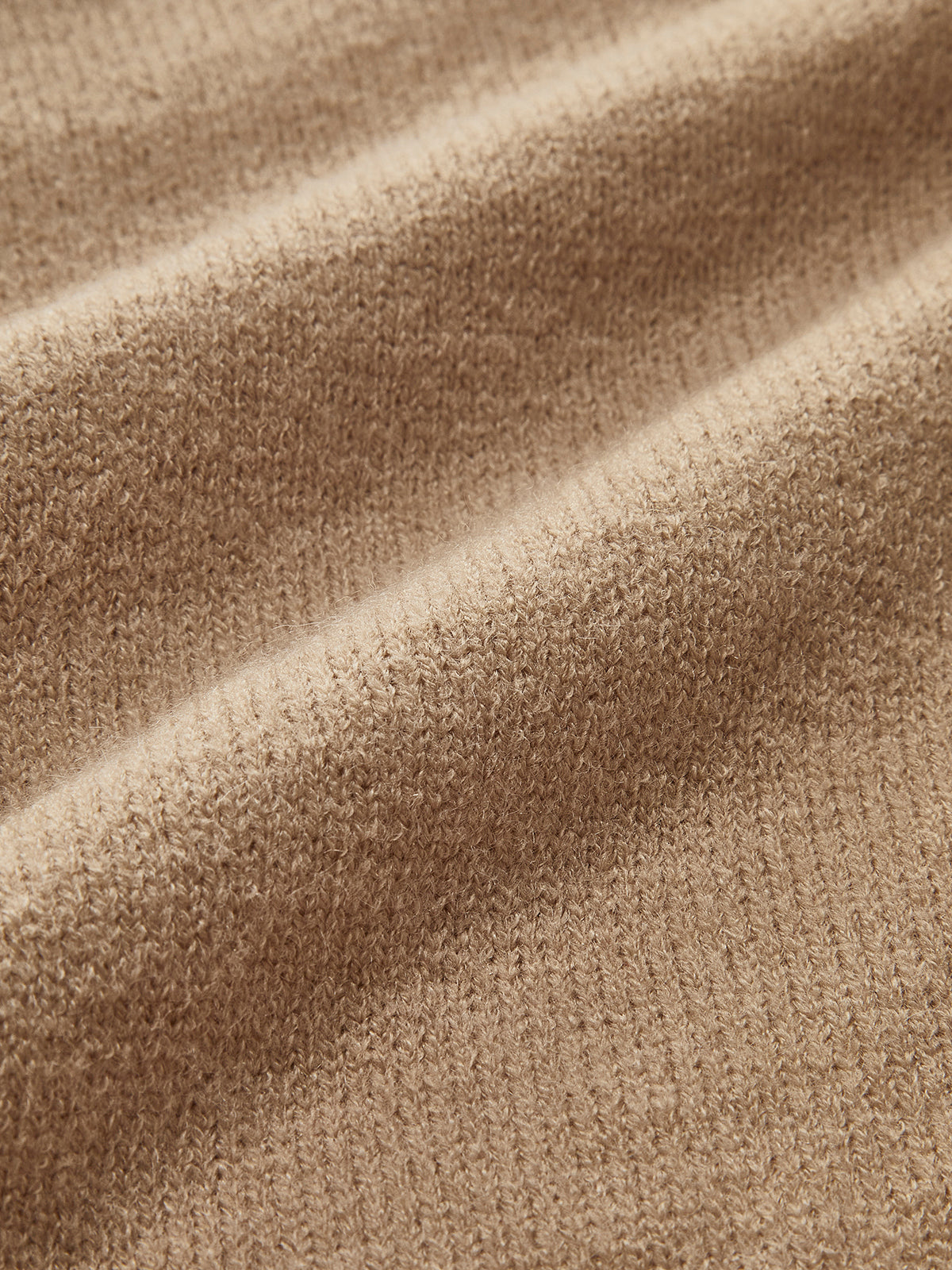 Pull à nœud et bordure ondulée contrastée