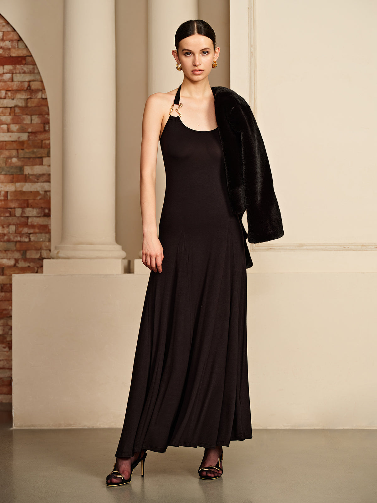 Fließendes Neckholderkleid mit unregelmäßigem Ring