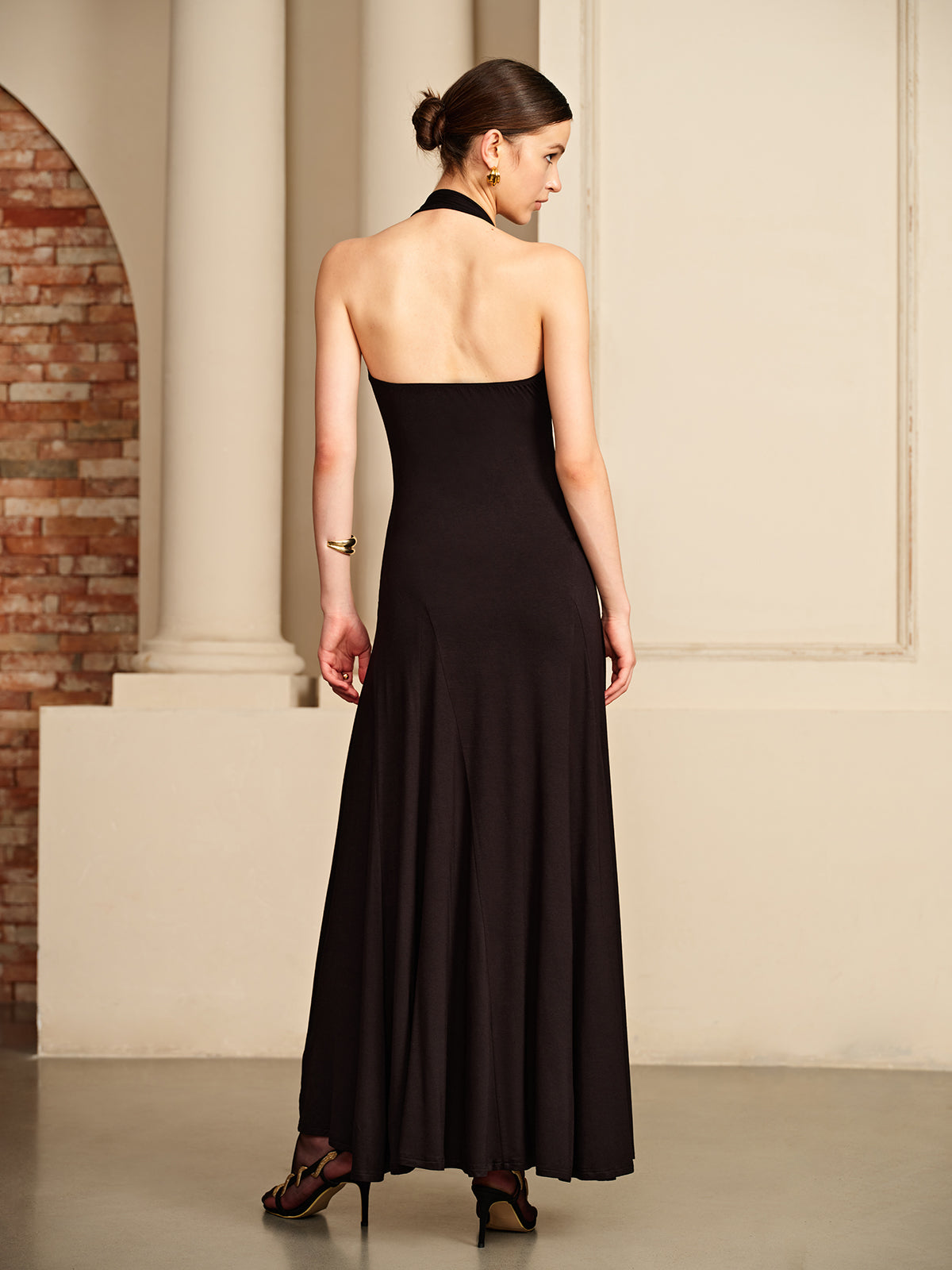 Fließendes Neckholderkleid mit unregelmäßigem Ring