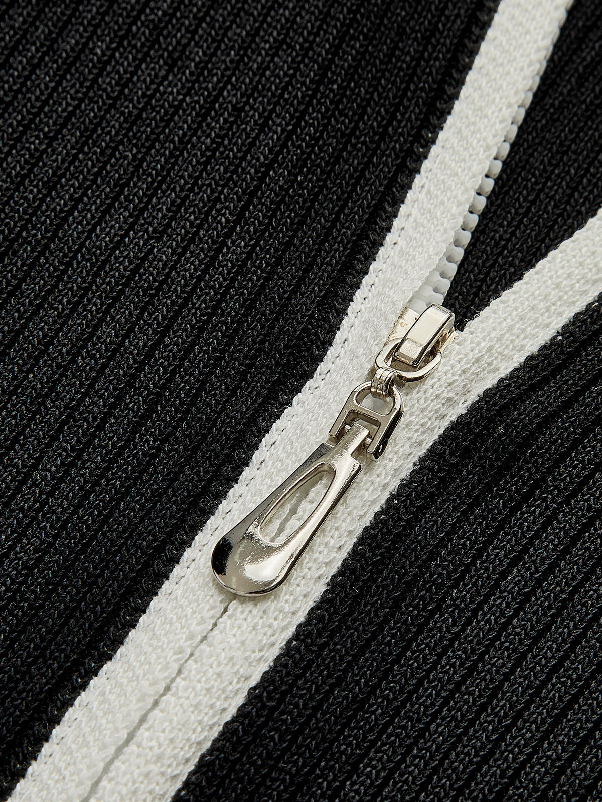 Strickoberteil mit kontrastfarbenem Besatz und doppeltem Reißverschluss