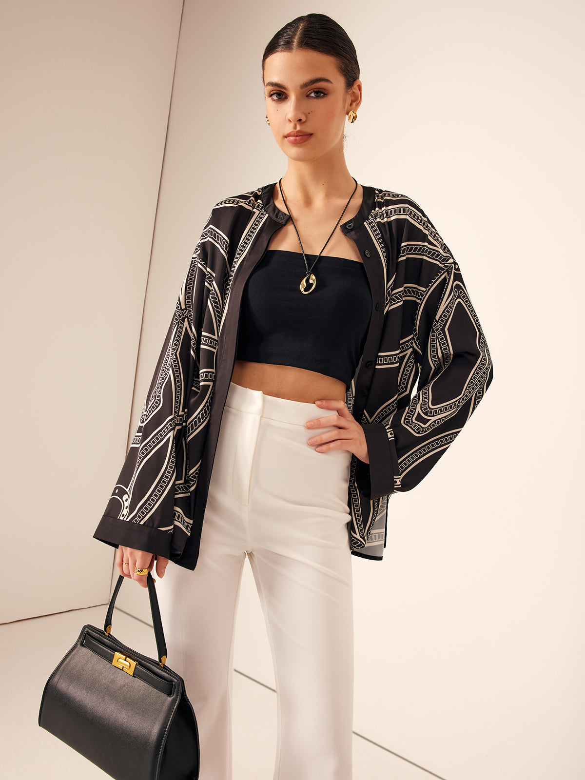 Chemise bohème en satin imprimé à boutonnage.