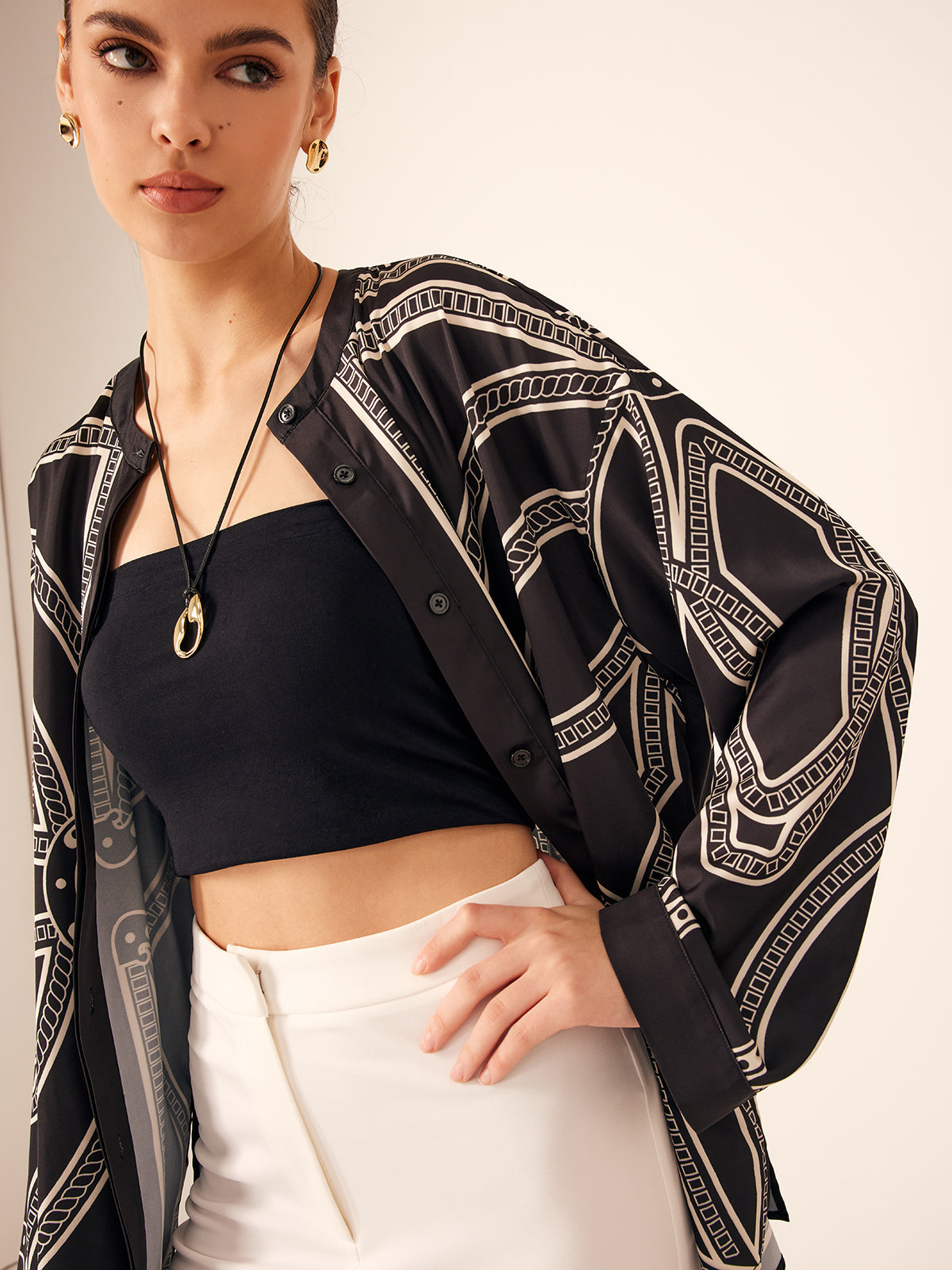 Chemise bohème en satin imprimé à boutonnage.