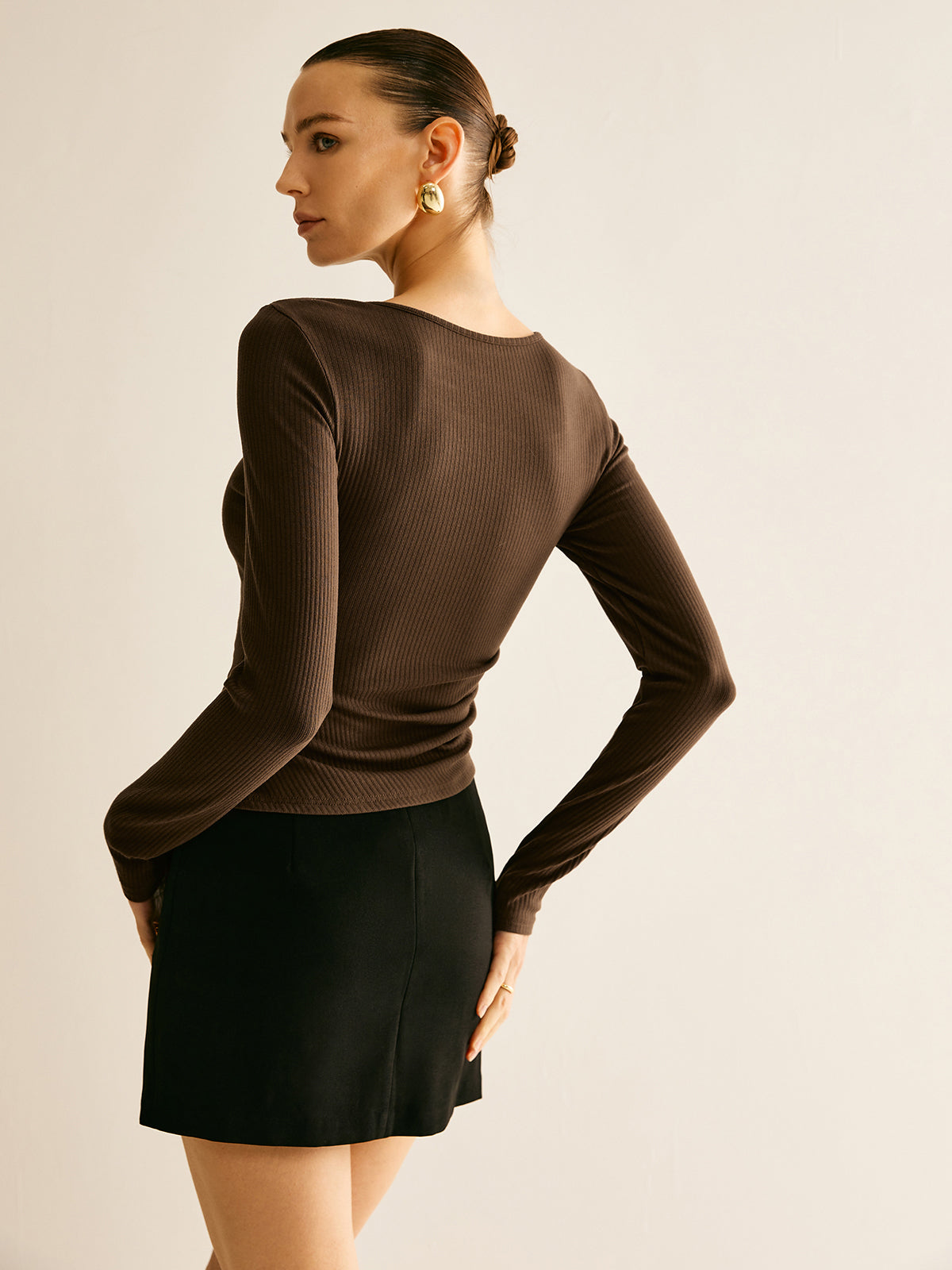 Langarm-T-Shirt mit asymmetrischem Ausschnitt