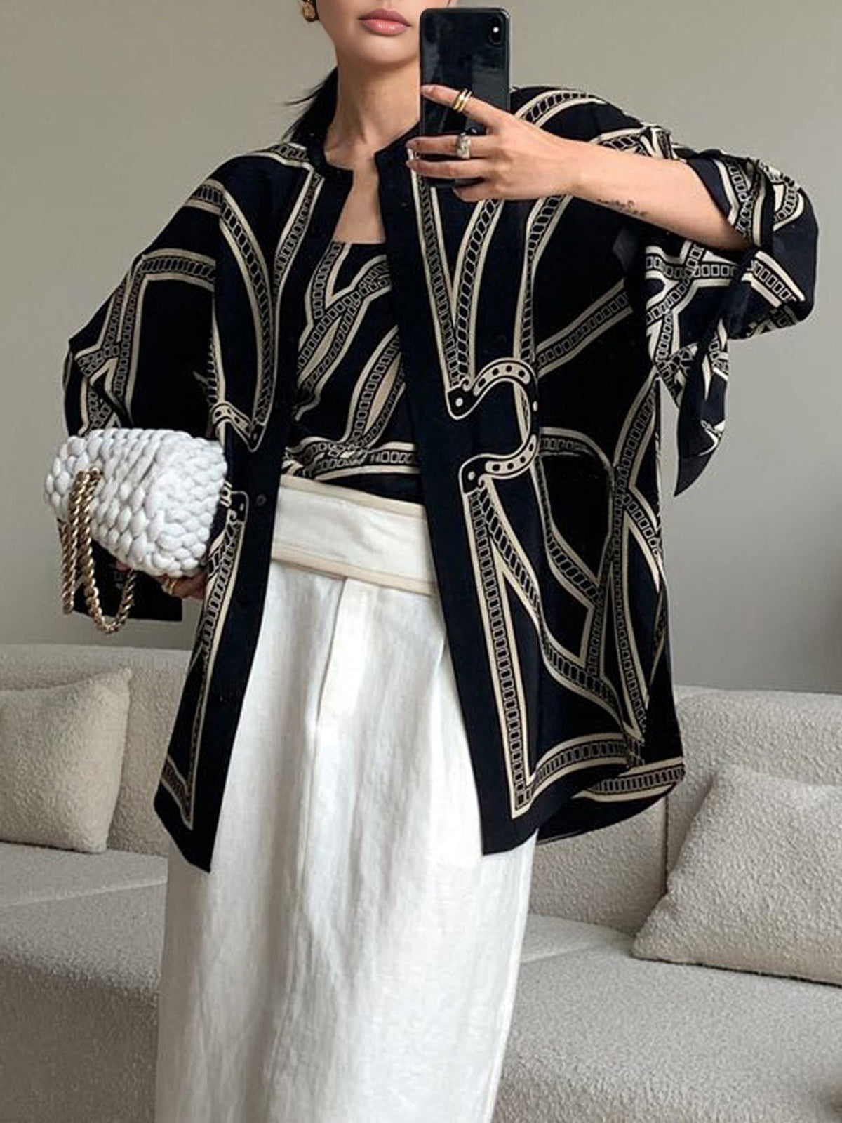 Chemise bohème en satin imprimé à boutonnage.