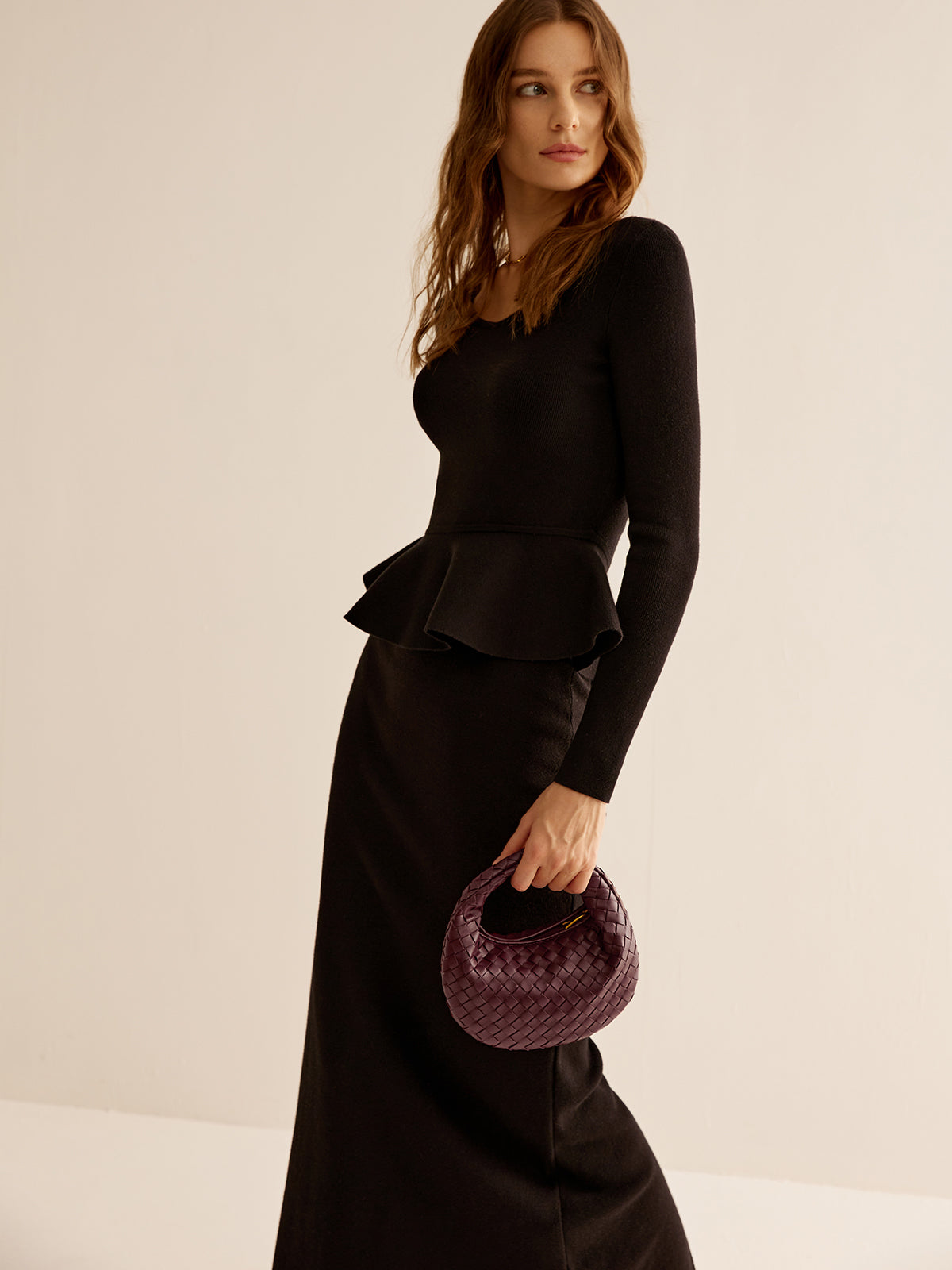 Abgerundete Handtasche mit gewebtem Reißverschluss