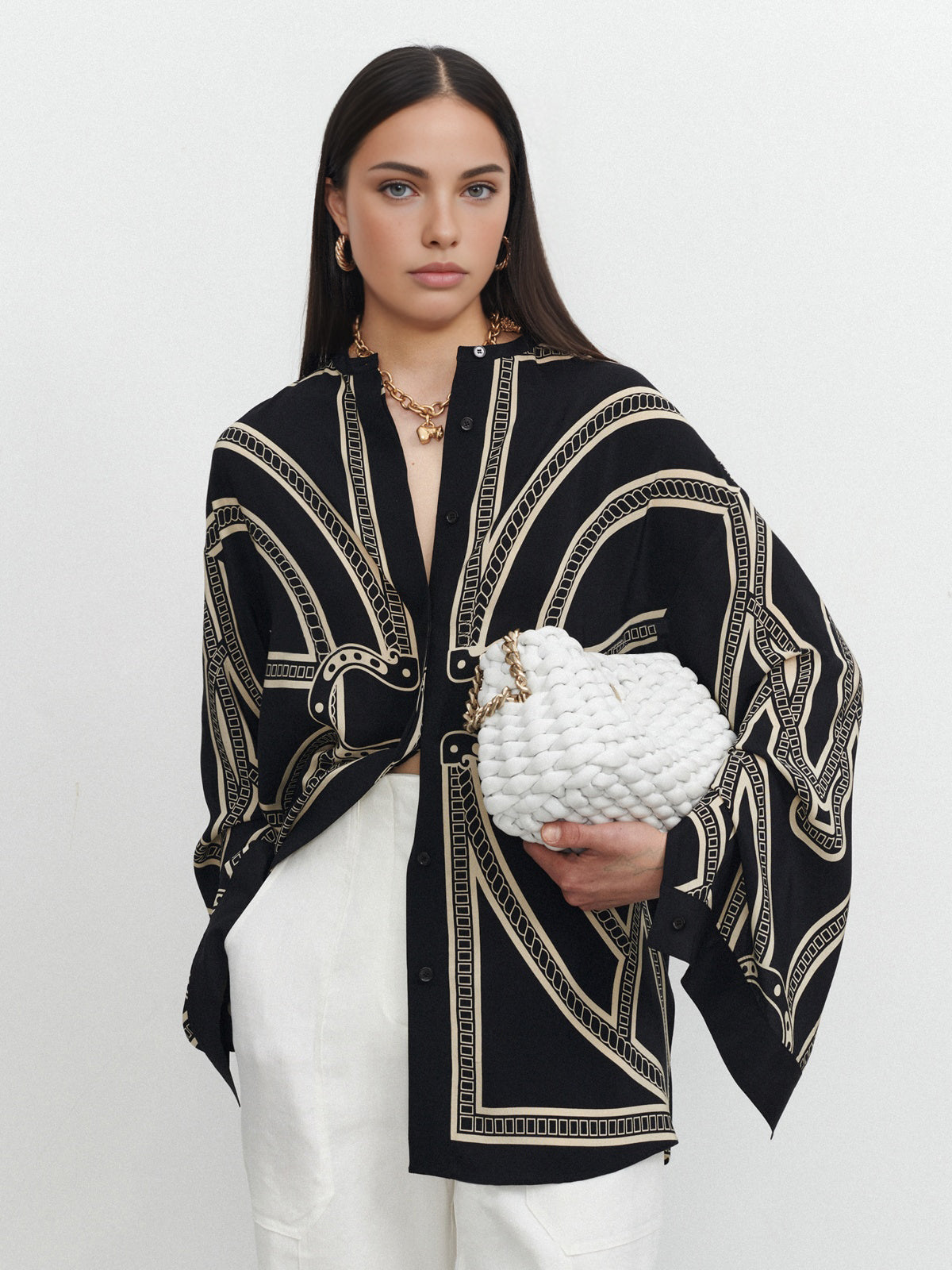 Chemise bohème en satin imprimé à boutonnage.