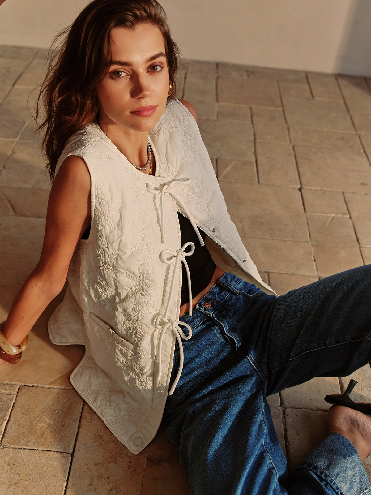 Gilet à fermeture éclair orné d'un nœud