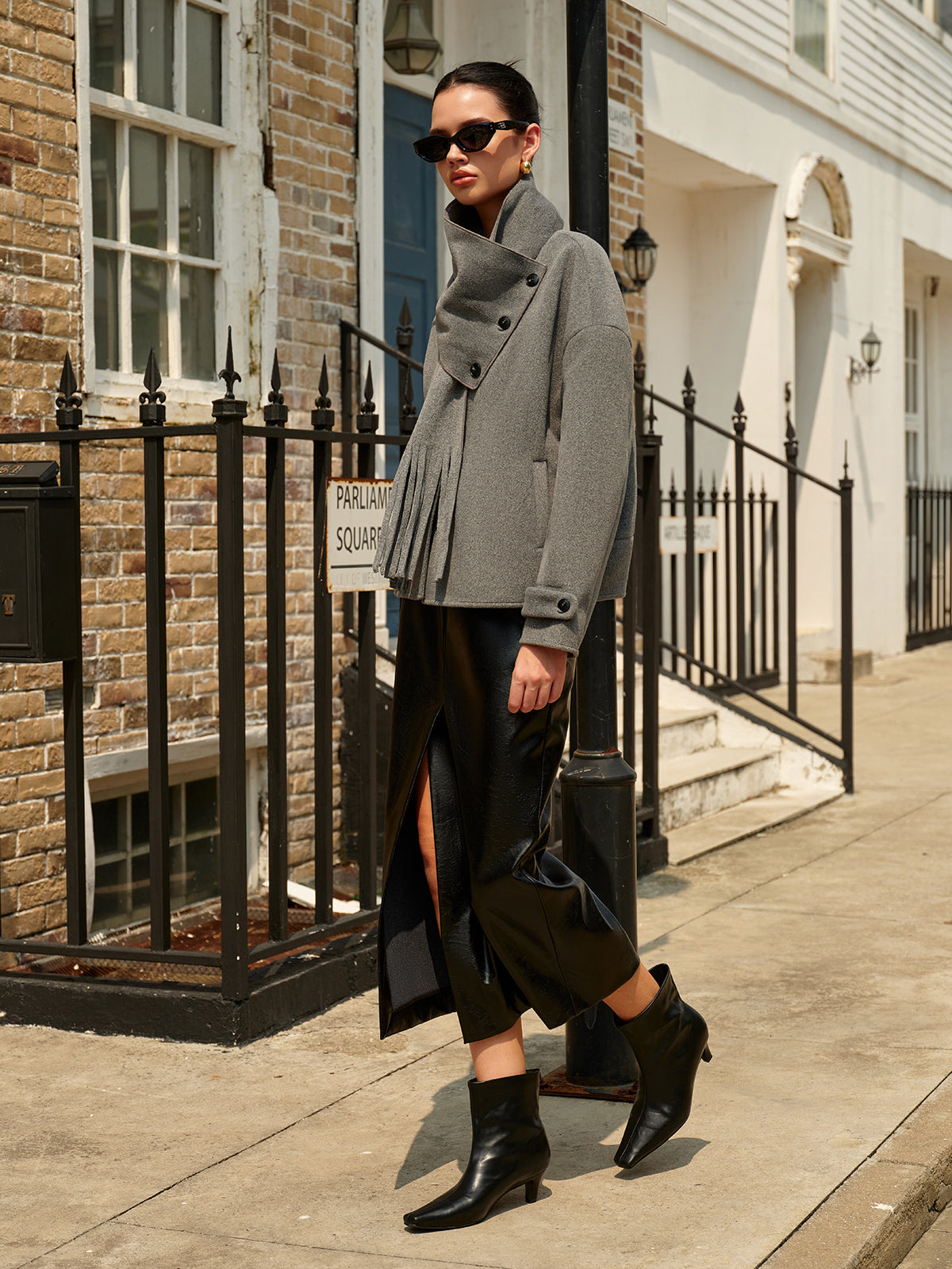 Manteau en laine à boutonnage avec écharpe à pompons assortie