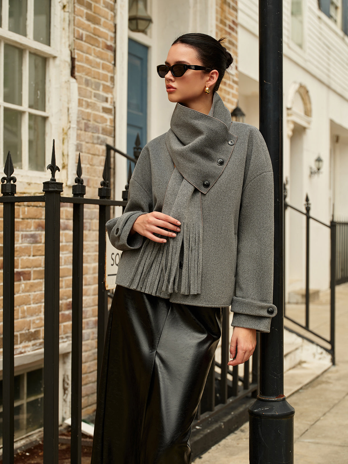 Manteau en laine à boutonnage avec écharpe à pompons assortie