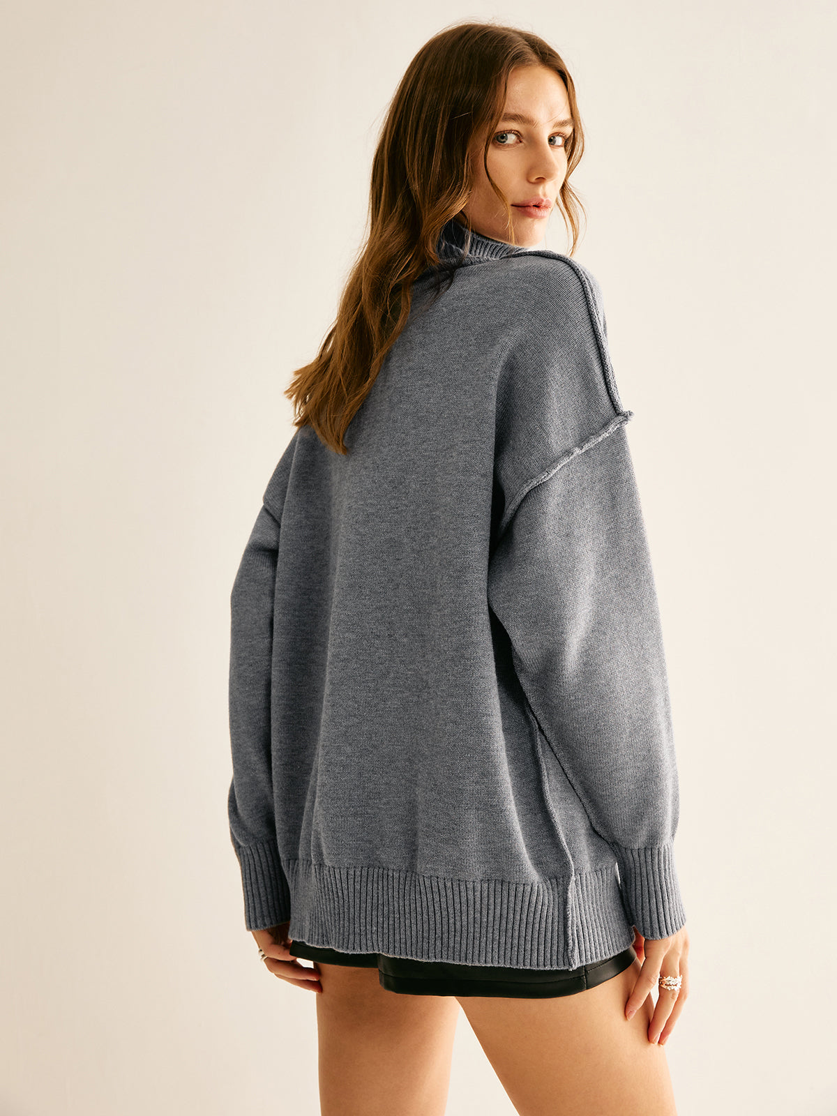 Geripptes Rollkragen-Strickoberteil