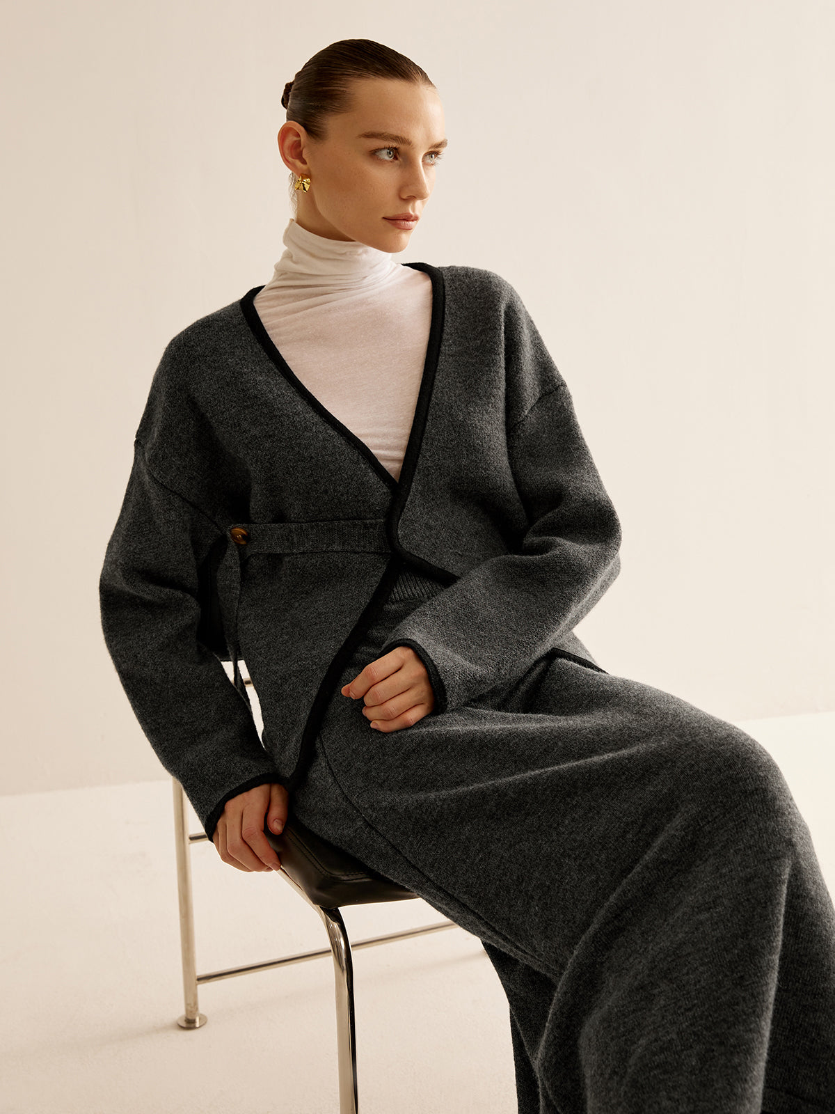 Ensemble pull et ceinture avec passepoil latéral contrastant