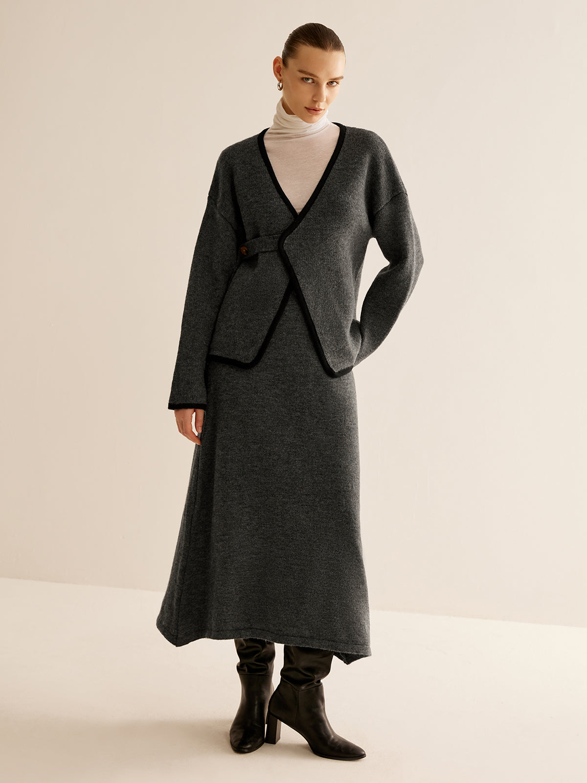 Ensemble pull et ceinture avec passepoil latéral contrastant