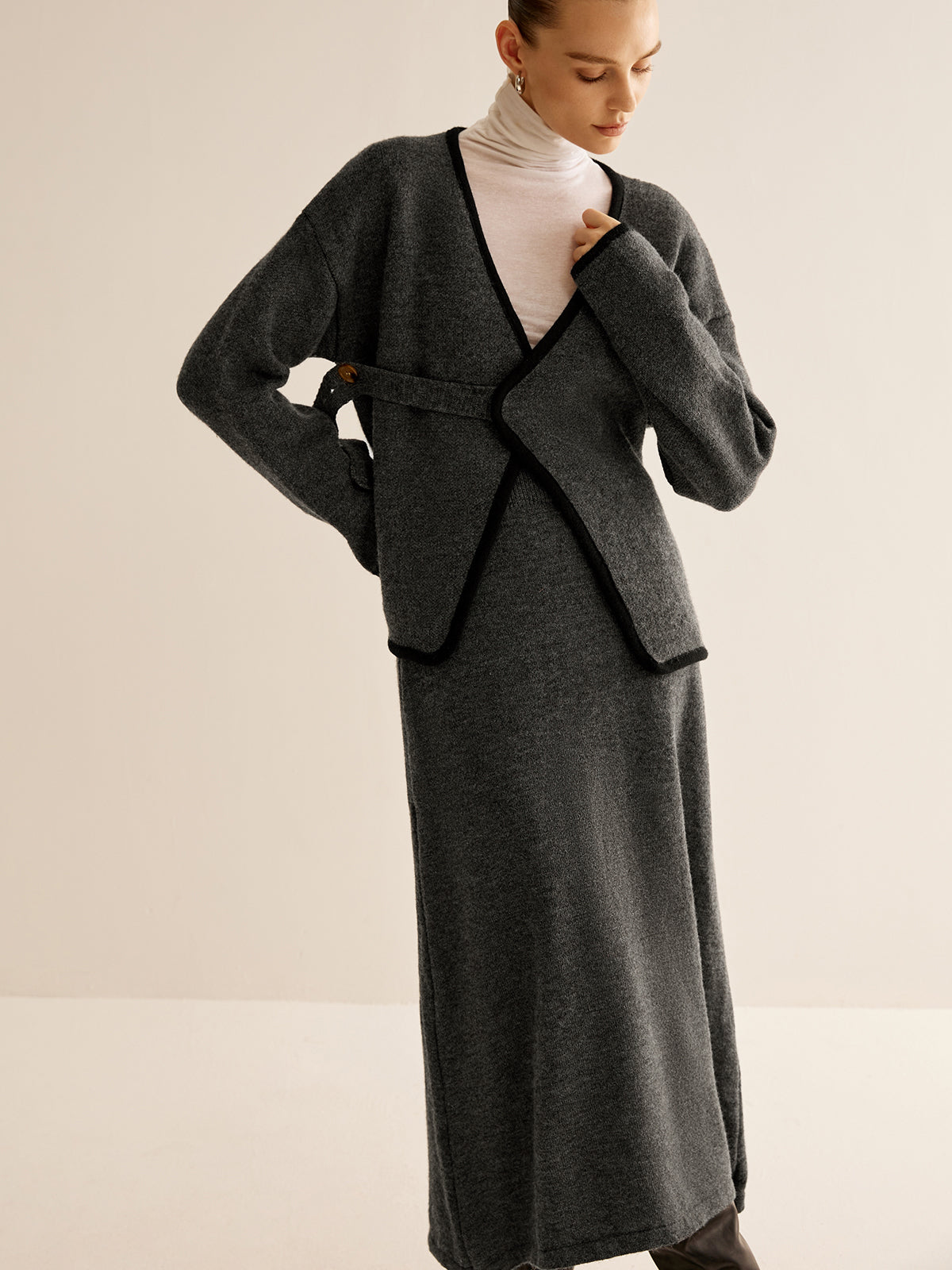 Ensemble pull et ceinture avec passepoil latéral contrastant