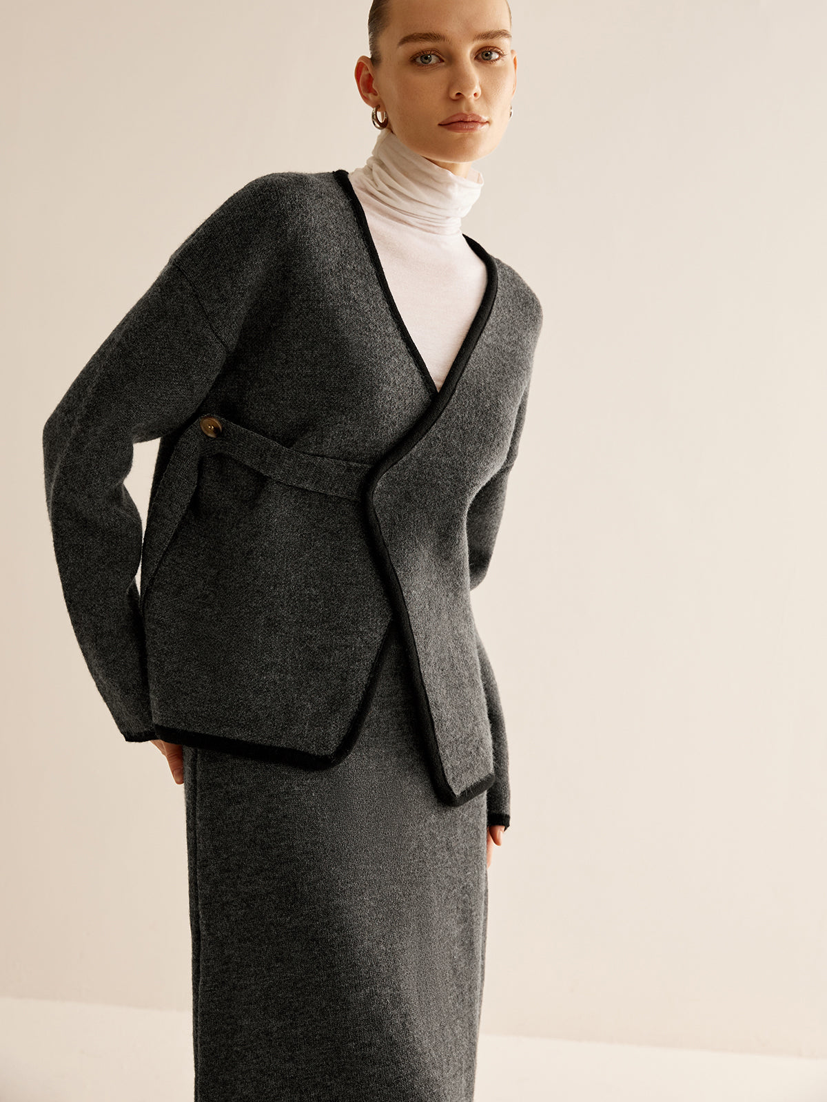 Ensemble pull et ceinture avec passepoil latéral contrastant