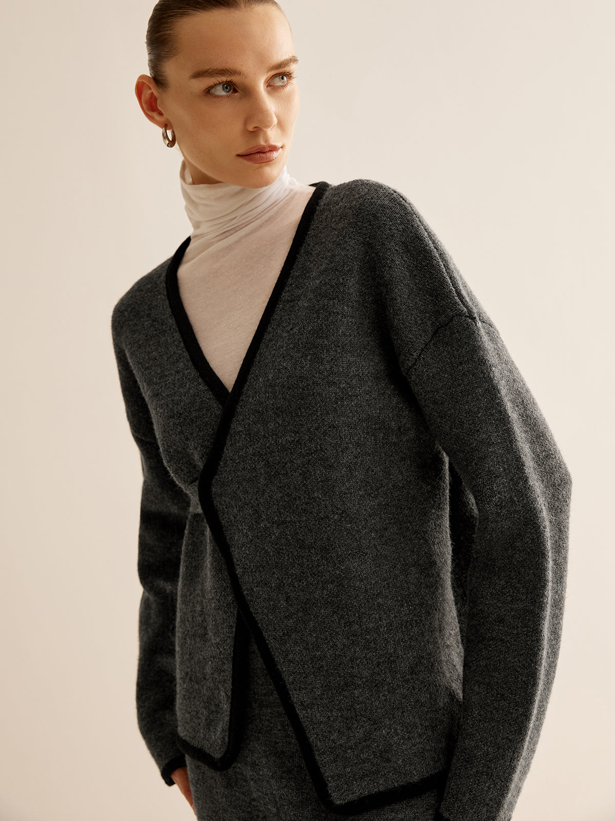 Ensemble pull et ceinture avec passepoil latéral contrastant