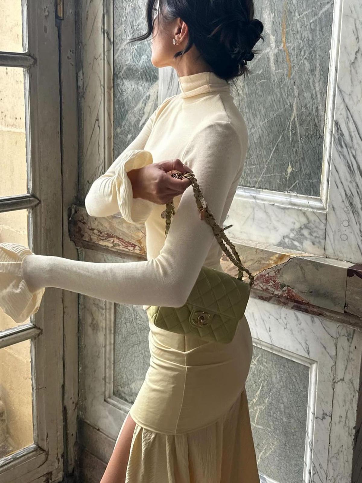 Rollkragenpullover mit Rippstrick und Rüschenärmeln