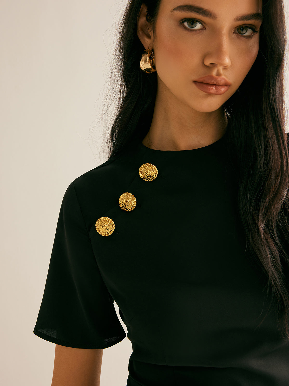 Robe fendue sur le côté avec ornement métallique