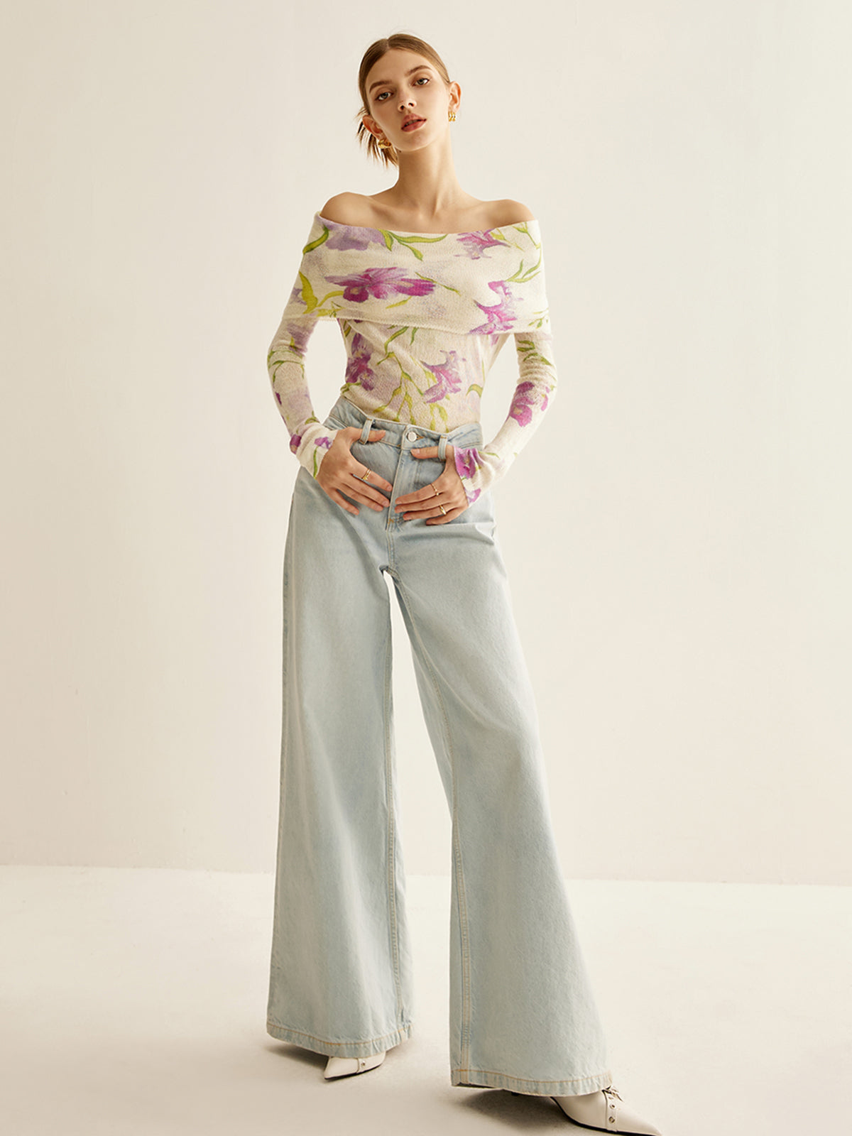 Romantisches schulterfreies Stricktop mit Print