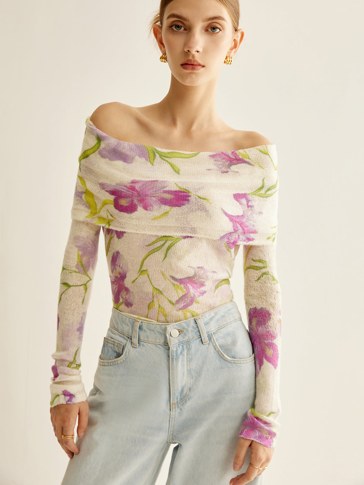 Romantisches schulterfreies Stricktop mit Print