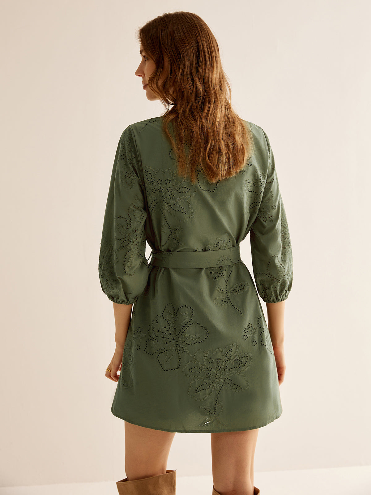 Robe bohème en coton brodée avec ceinture