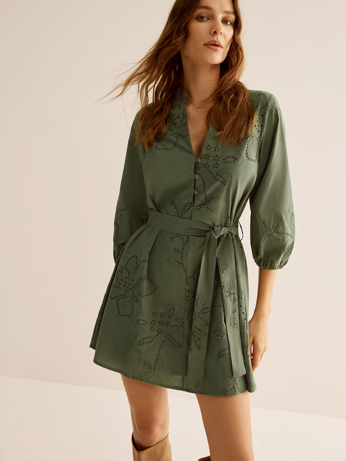 Robe bohème en coton brodée avec ceinture