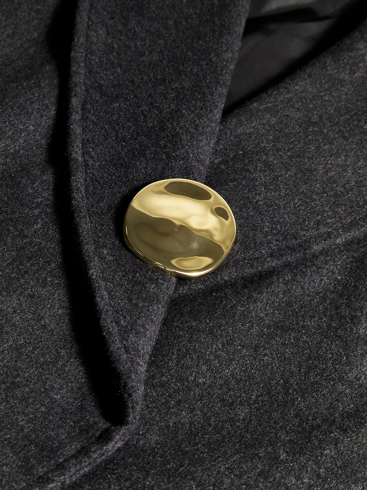 Minimalistische, stromlinienförmige, unregelmäßige Brosche