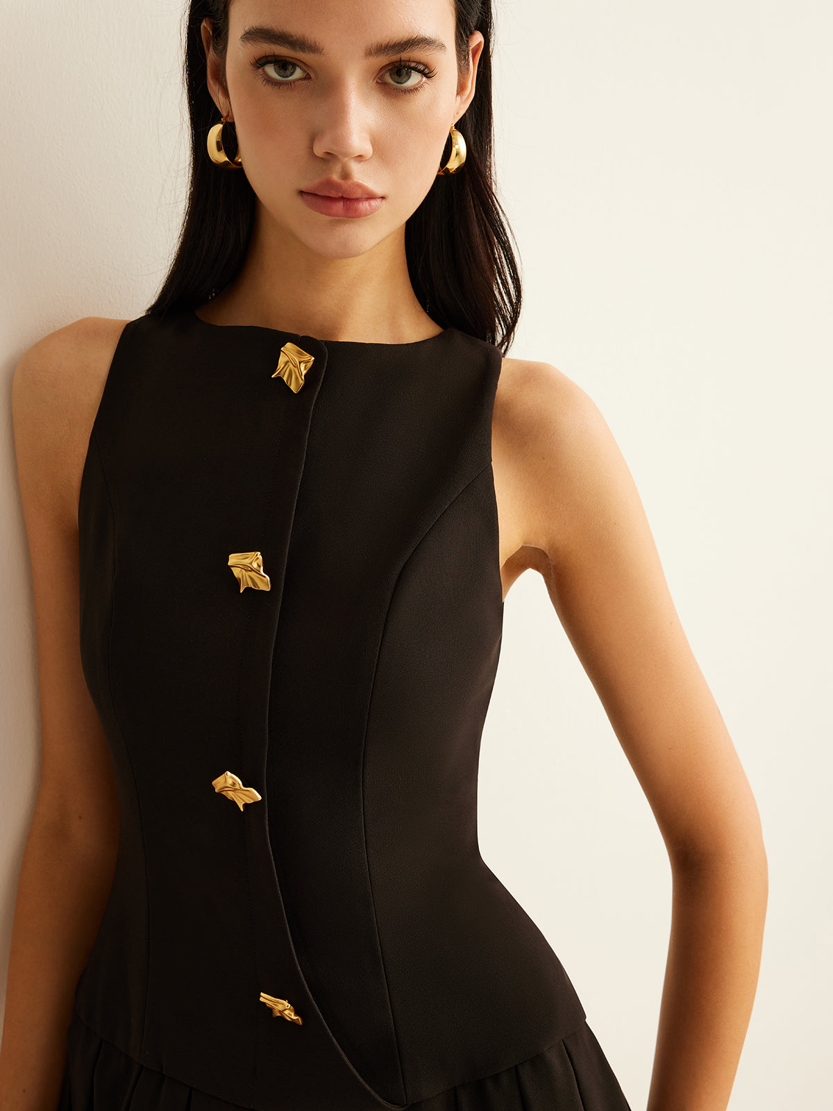 Robe débardeur plissée à boutons métalliques