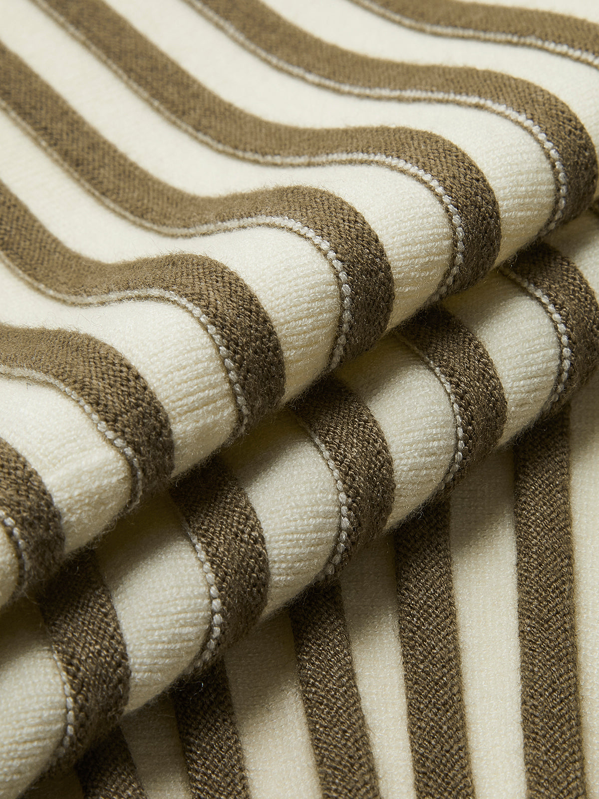 Schmal geschnittener Cardigan mit Nadelstreifen und Knöpfen