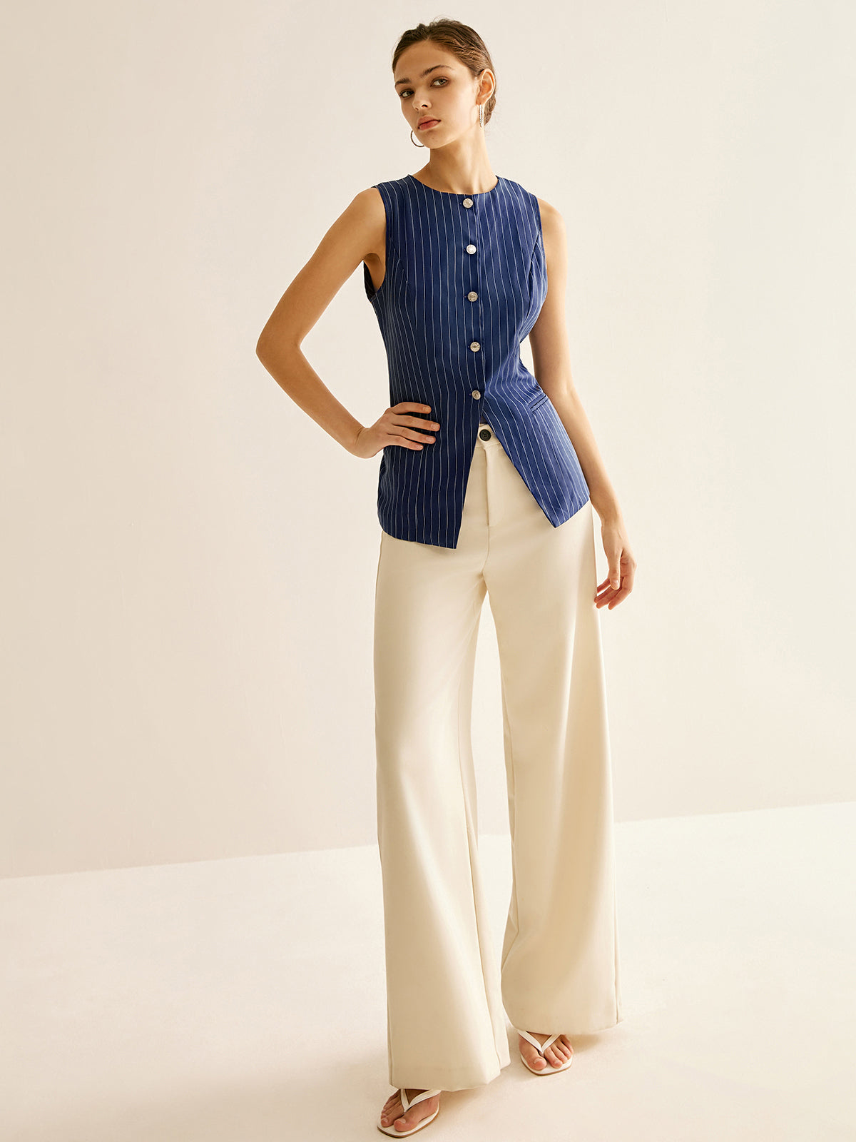 Ärmelloses Hemd mit Nadelstreifen und Knöpfen