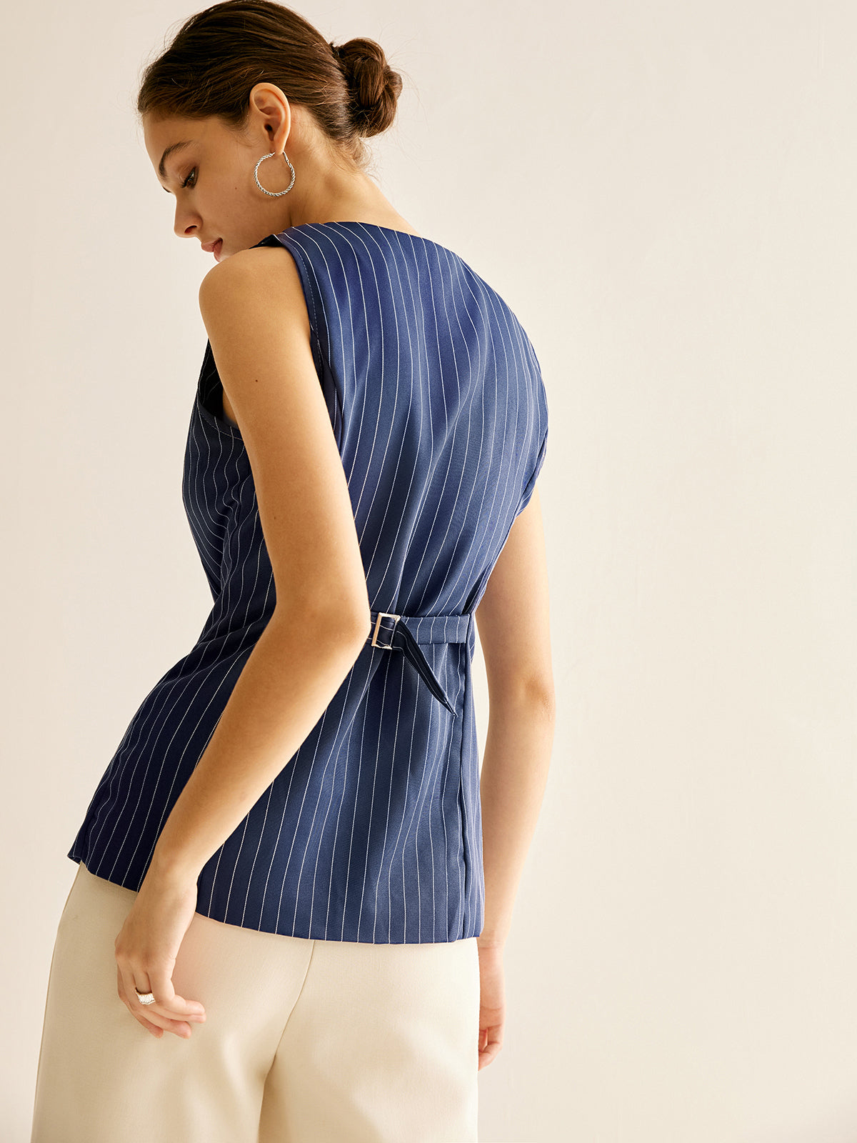 Chemise sans manches à fines rayures et boutons