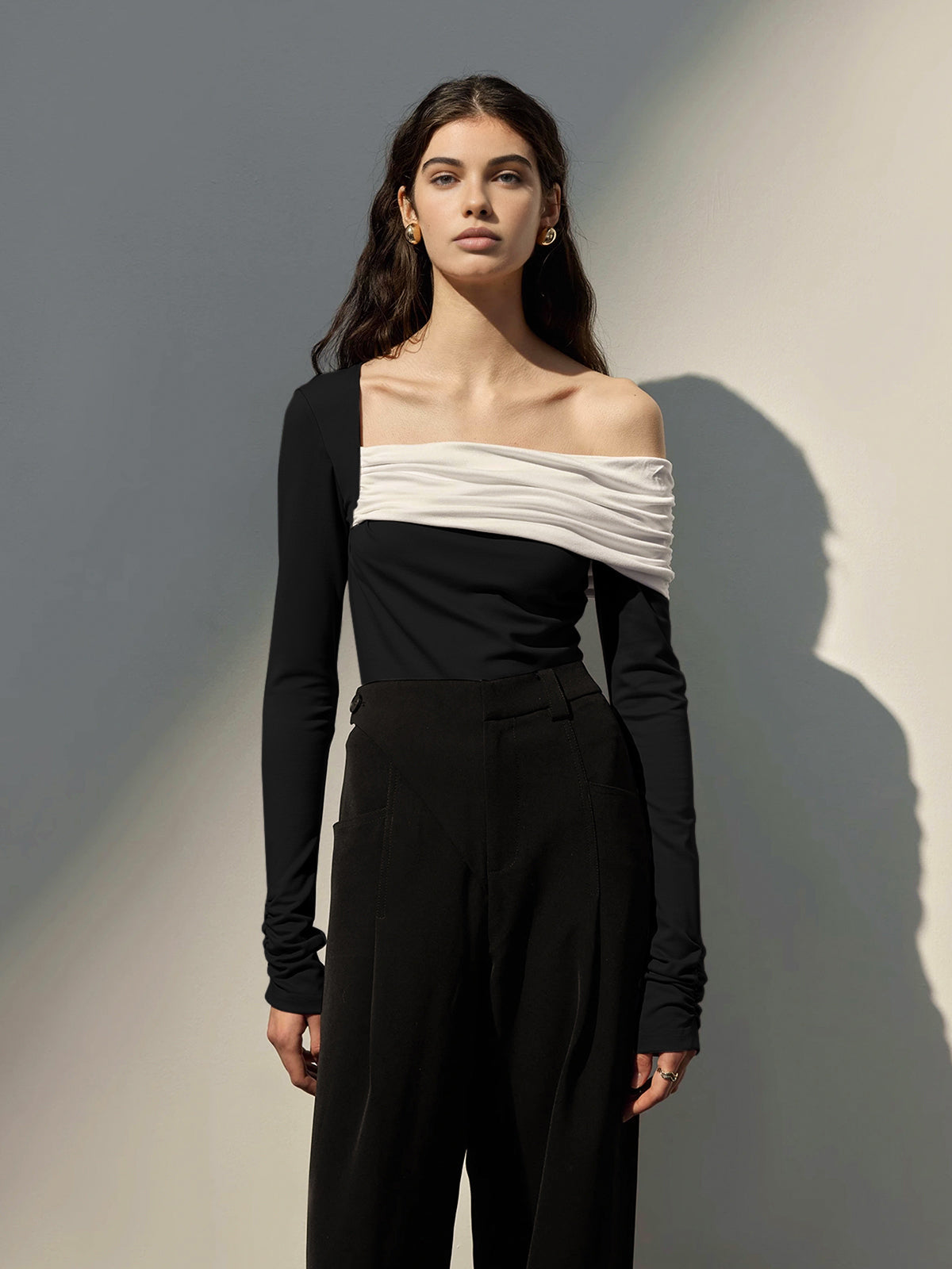 Schmale, einseitig schulterfreie, geraffte Bluse