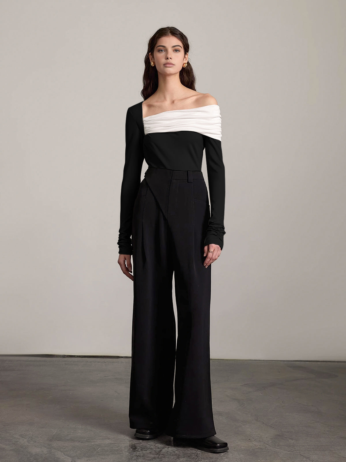 Schmale, einseitig schulterfreie, geraffte Bluse