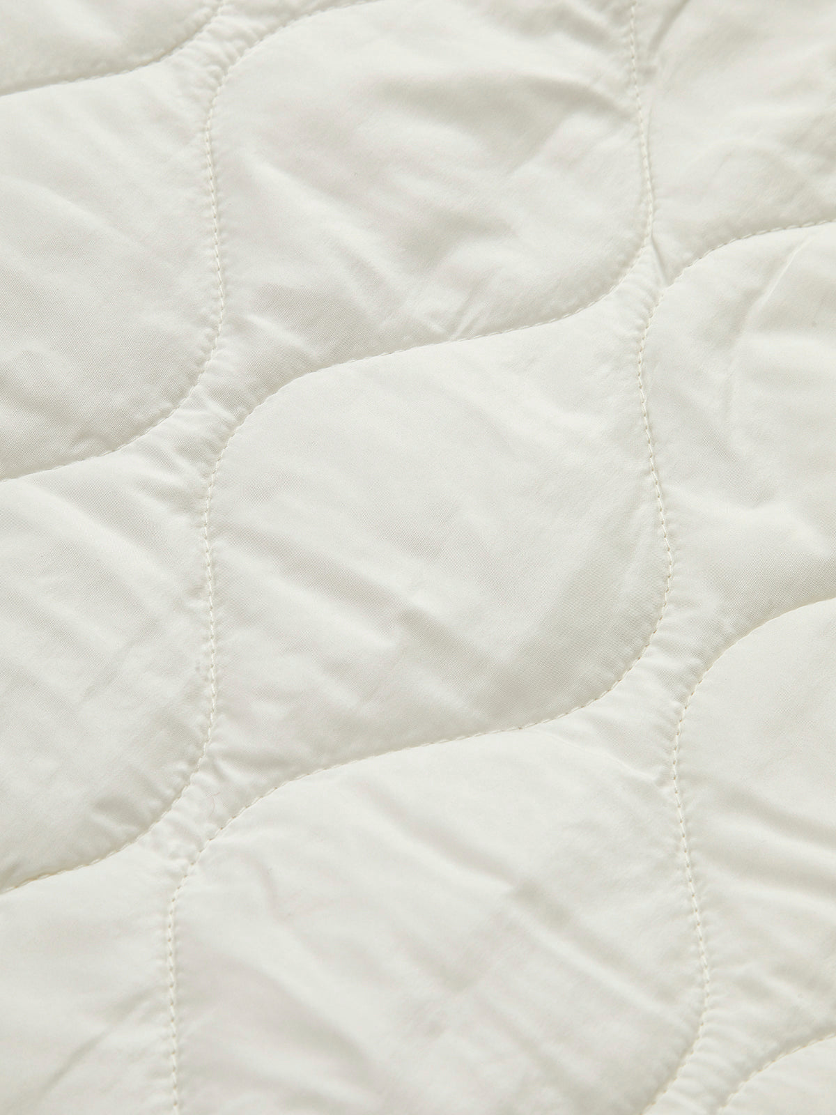 Strickoberbekleidung mit Knopfverschluss am Halsausschnitt