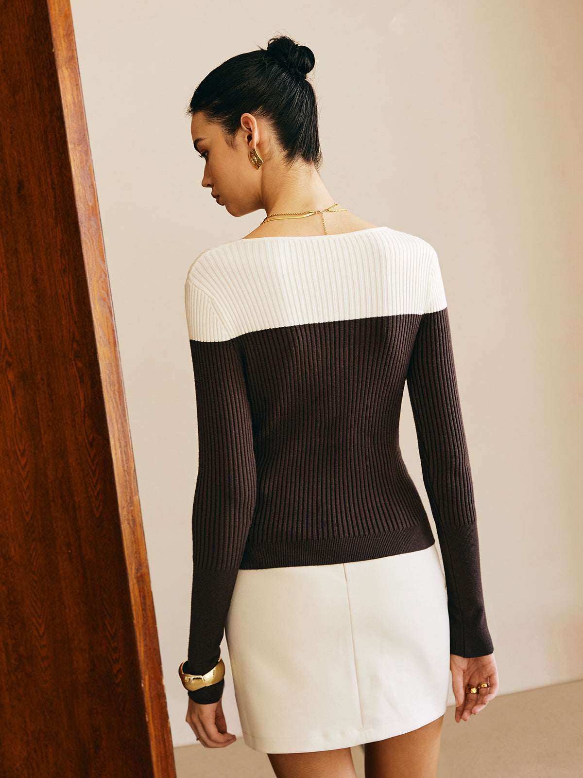 Pull moulant asymétrique à blocs de couleur