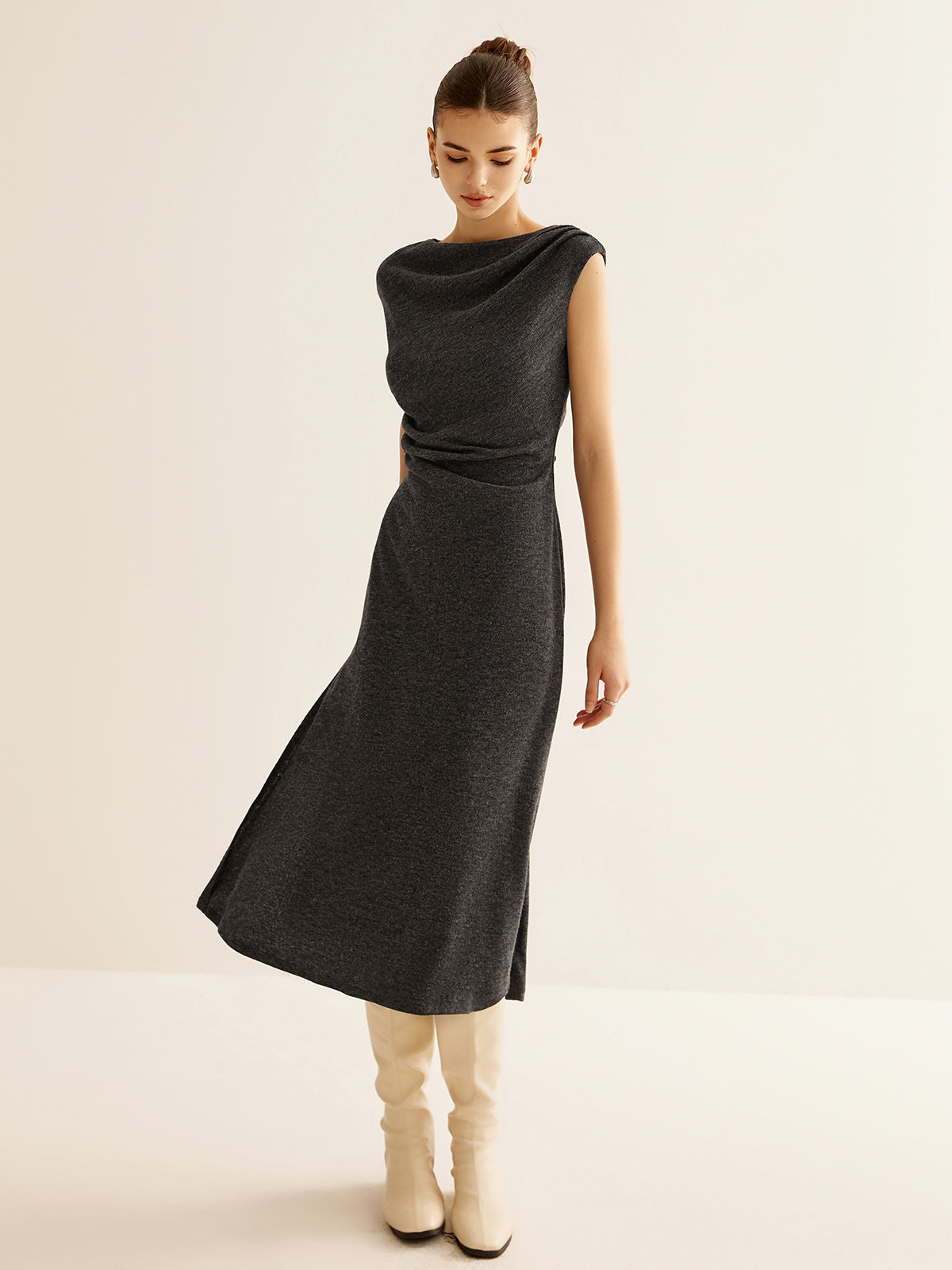 Geripptes, ärmelloses, plissiertes, schmal geschnittenes Kleid