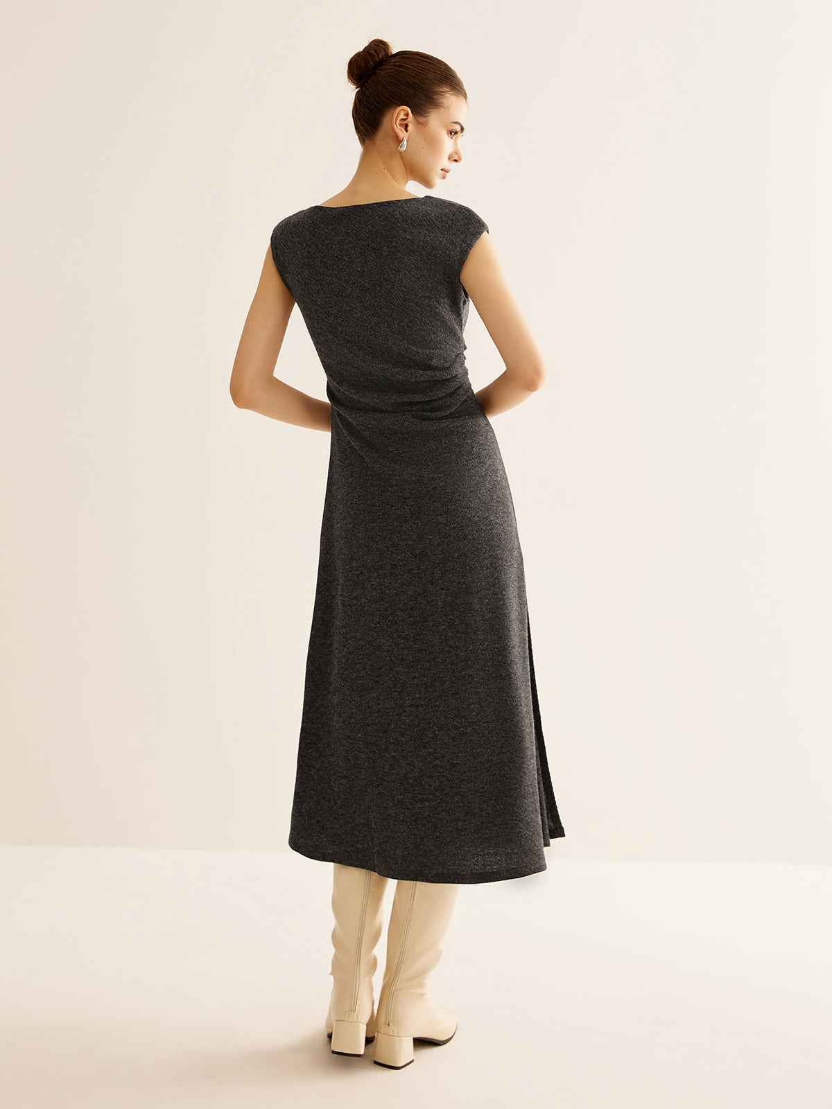 Geripptes, ärmelloses, plissiertes, schmal geschnittenes Kleid