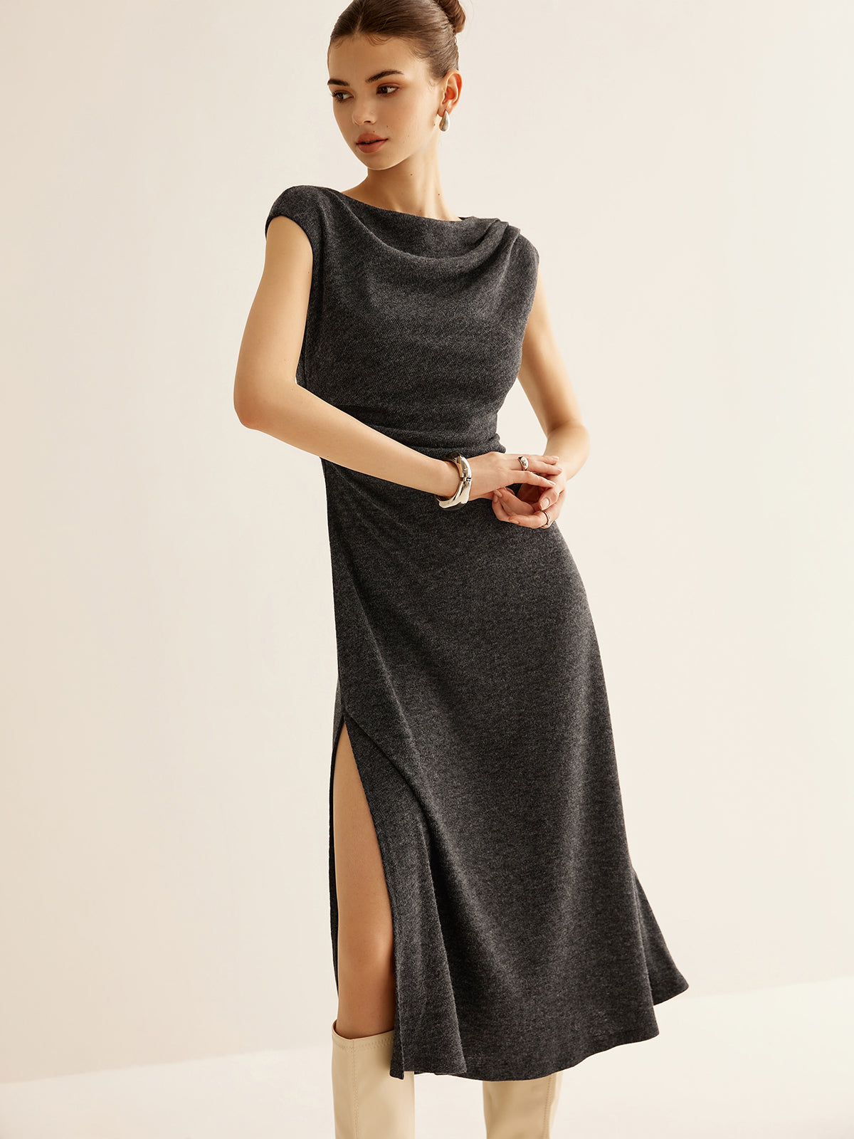 Geripptes, ärmelloses, plissiertes, schmal geschnittenes Kleid