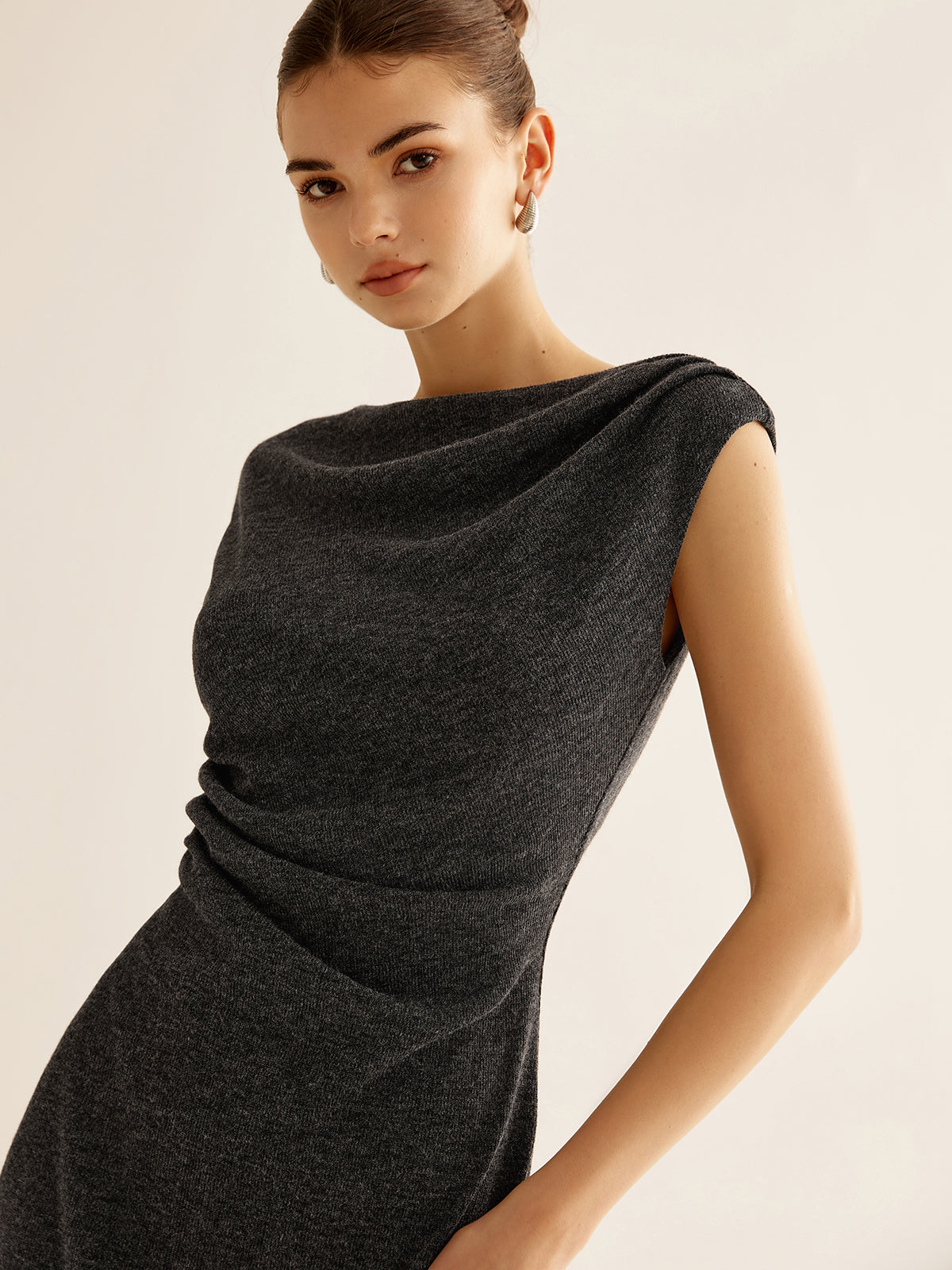 Geripptes, ärmelloses, plissiertes, schmal geschnittenes Kleid